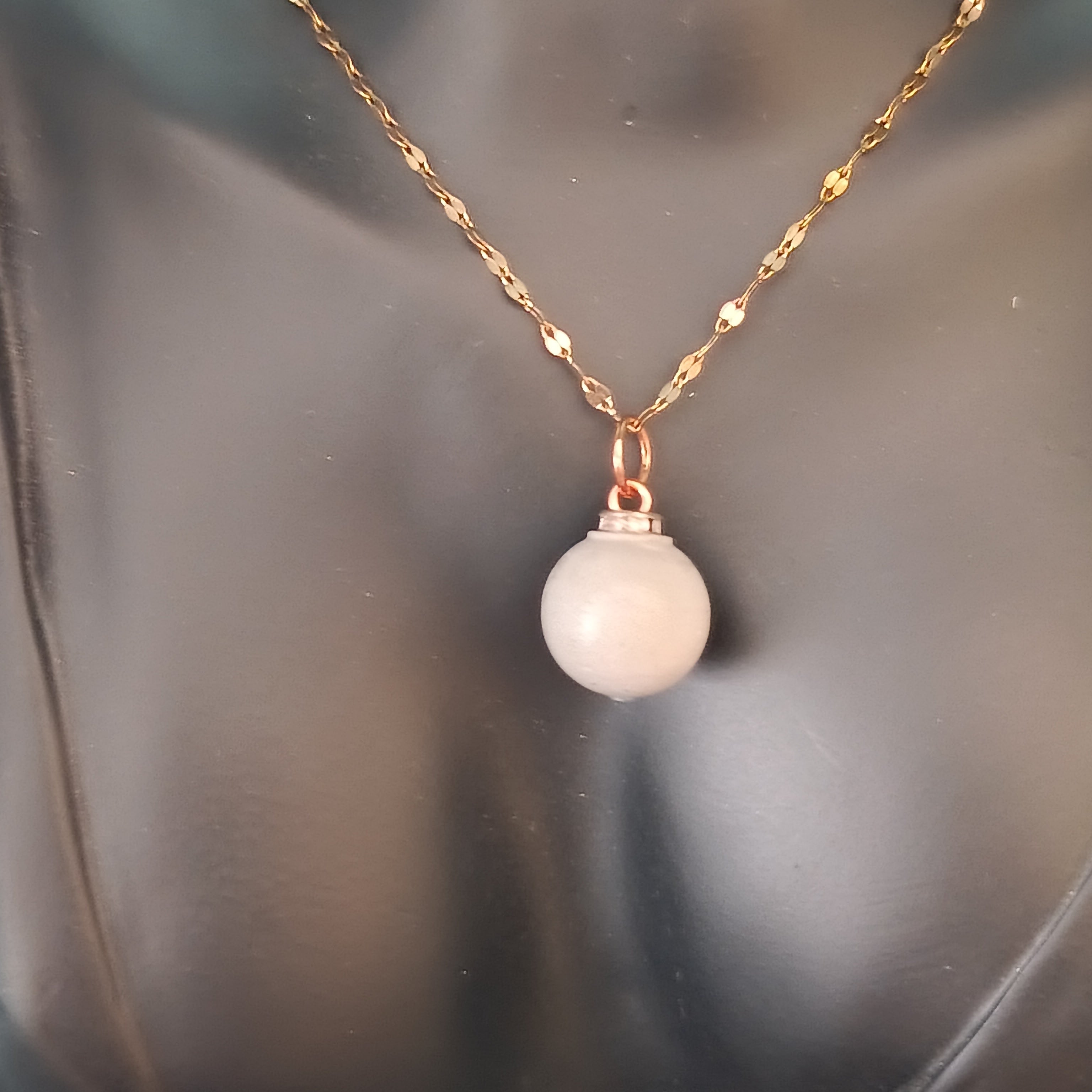 Collier Nébula – Béton Brut Gris Clair & Inox Doré Une Lueur de Bonheur