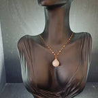 Collier Nébula – Béton Brut Gris Clair & Inox Doré Une Lueur de Bonheur