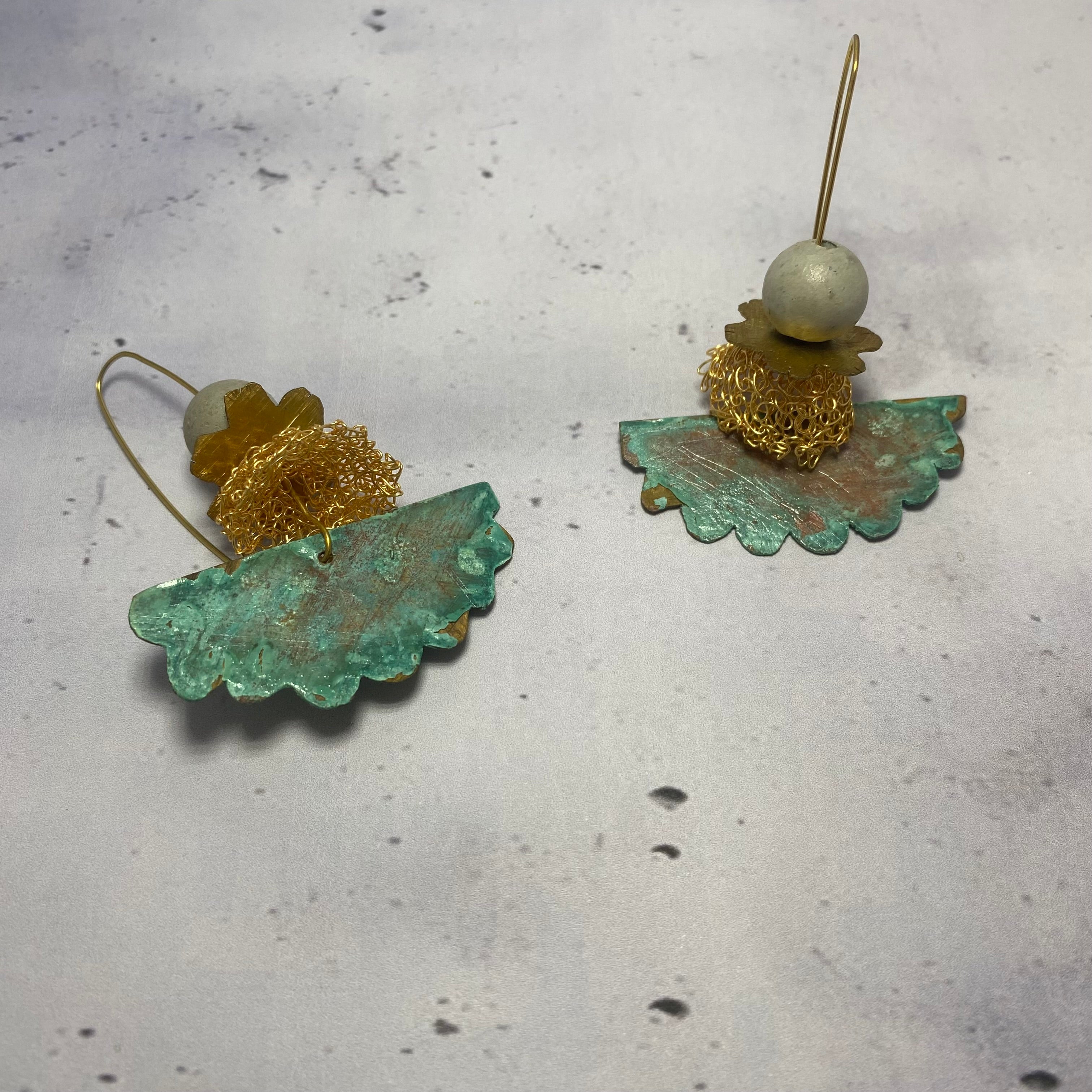 Boucles d’oreilles Cumulus – Laiton bleuté & perles béton