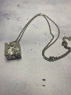 Collier Cube Béton Stellaire – Béton & Argent