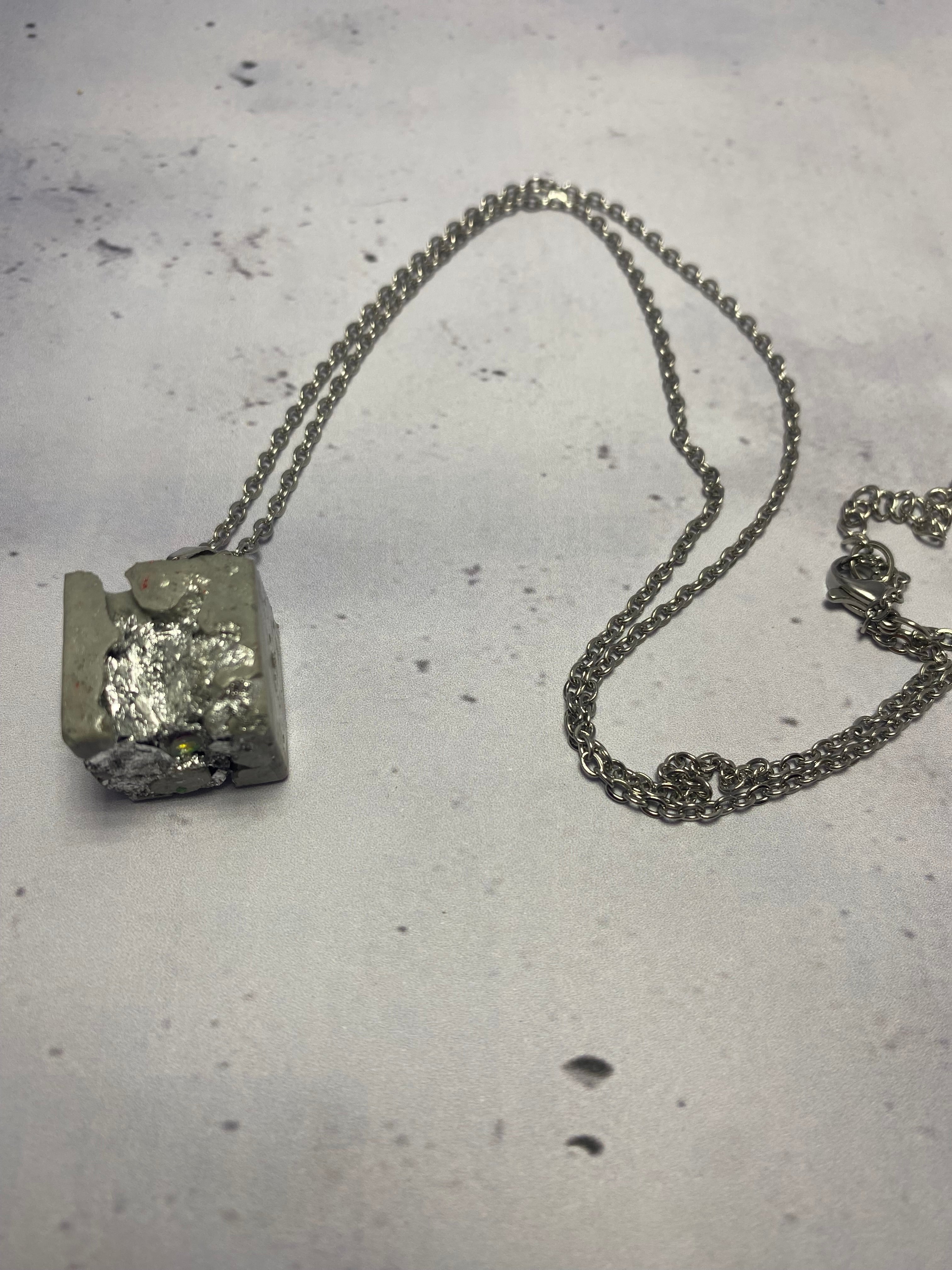 Collier Cube Béton Stellaire – Béton & Argent