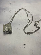 Collier Cube Béton Stellaire – Béton & Argent