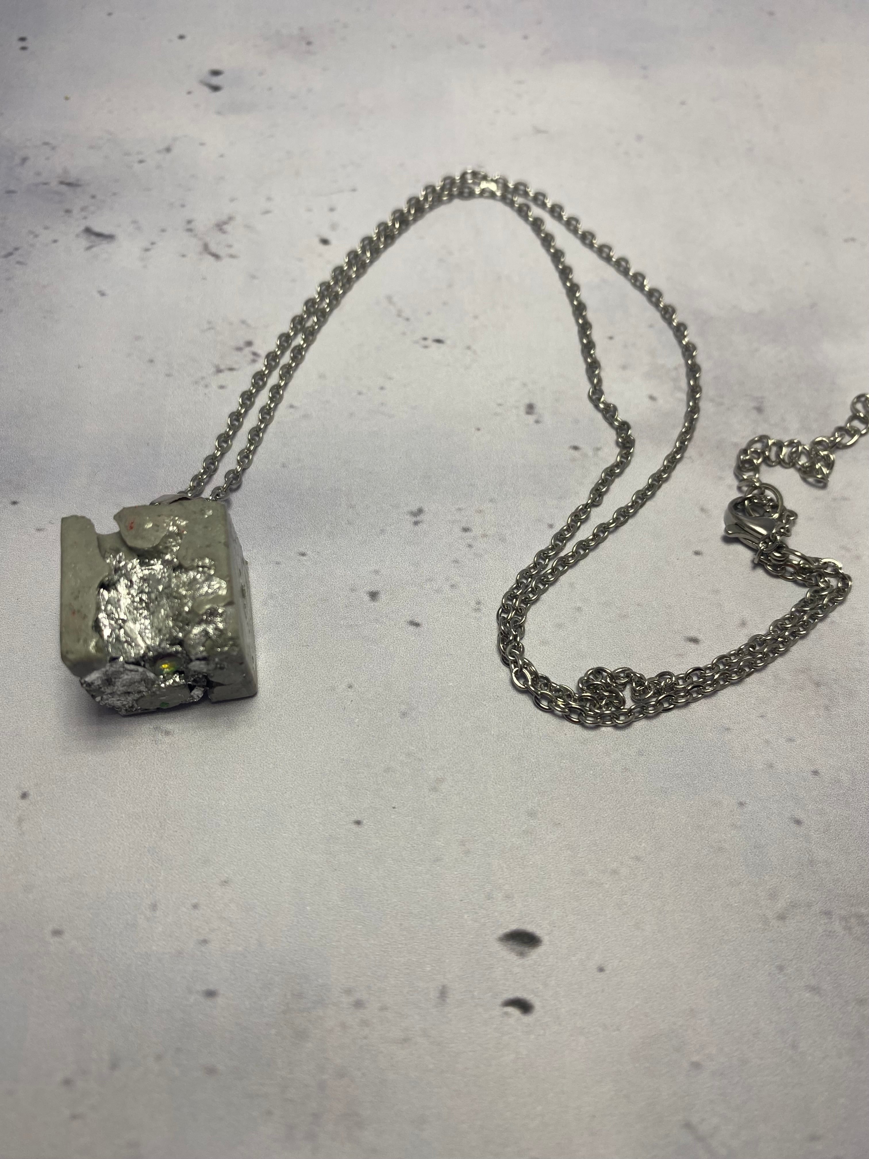 Collier Cube Béton Stellaire – Béton & Argent