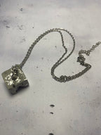 Collier Cube Béton Stellaire – Béton & Argent