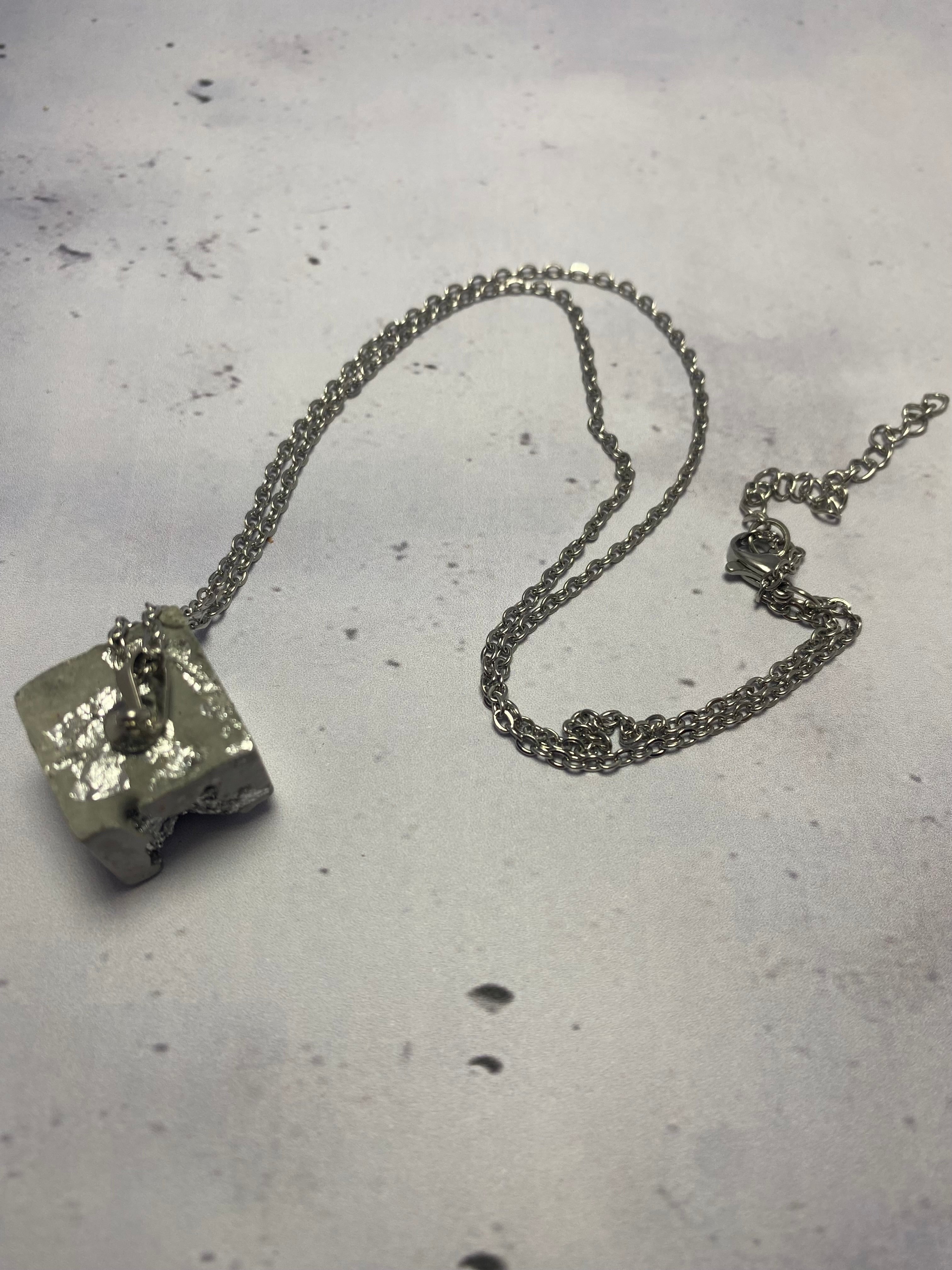 Collier Cube Béton Stellaire – Béton & Argent
