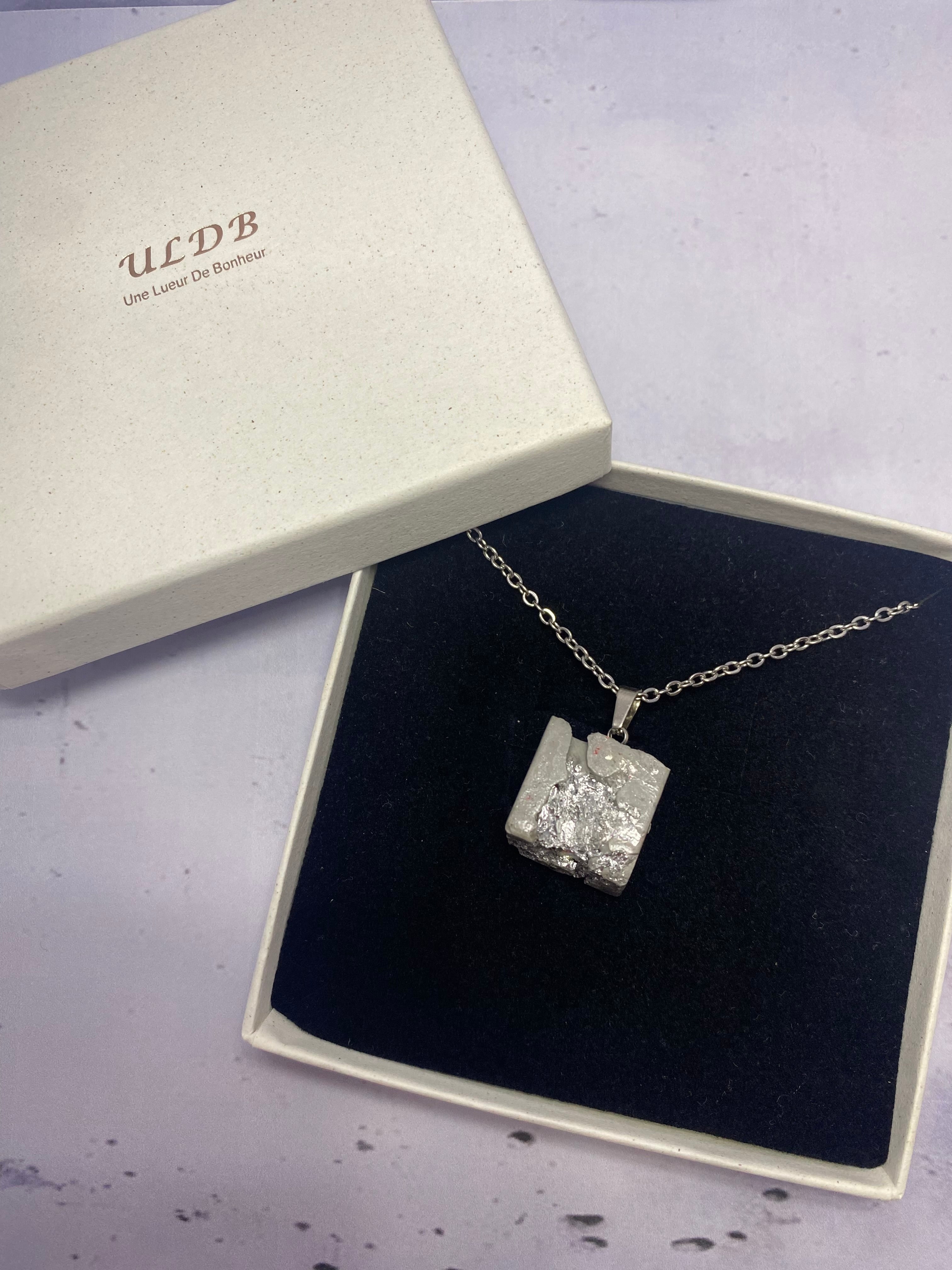 Collier Cube Béton Stellaire – Béton & Argent