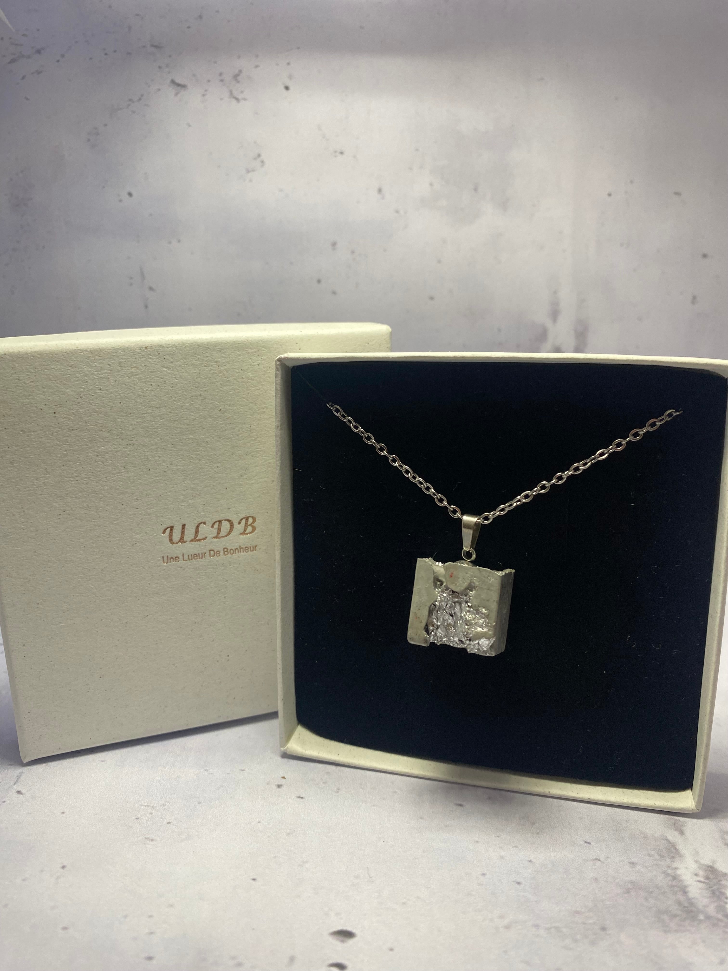 Collier Cube Béton Stellaire – Béton & Argent