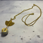 Collier Nefertari – Béton & Doré Une Lueur de Bonheur