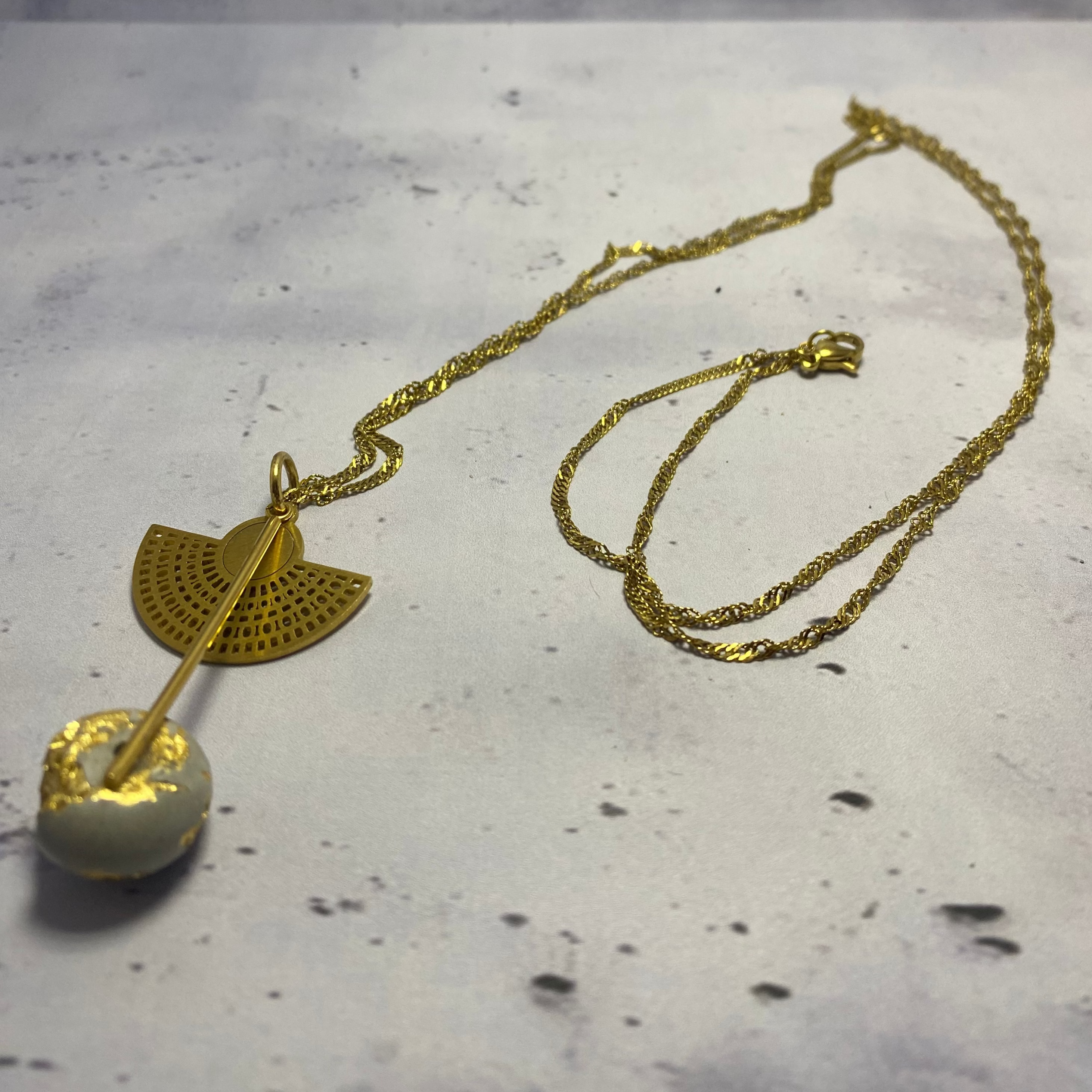 Collier Nefertari – Béton & Doré Une Lueur de Bonheur