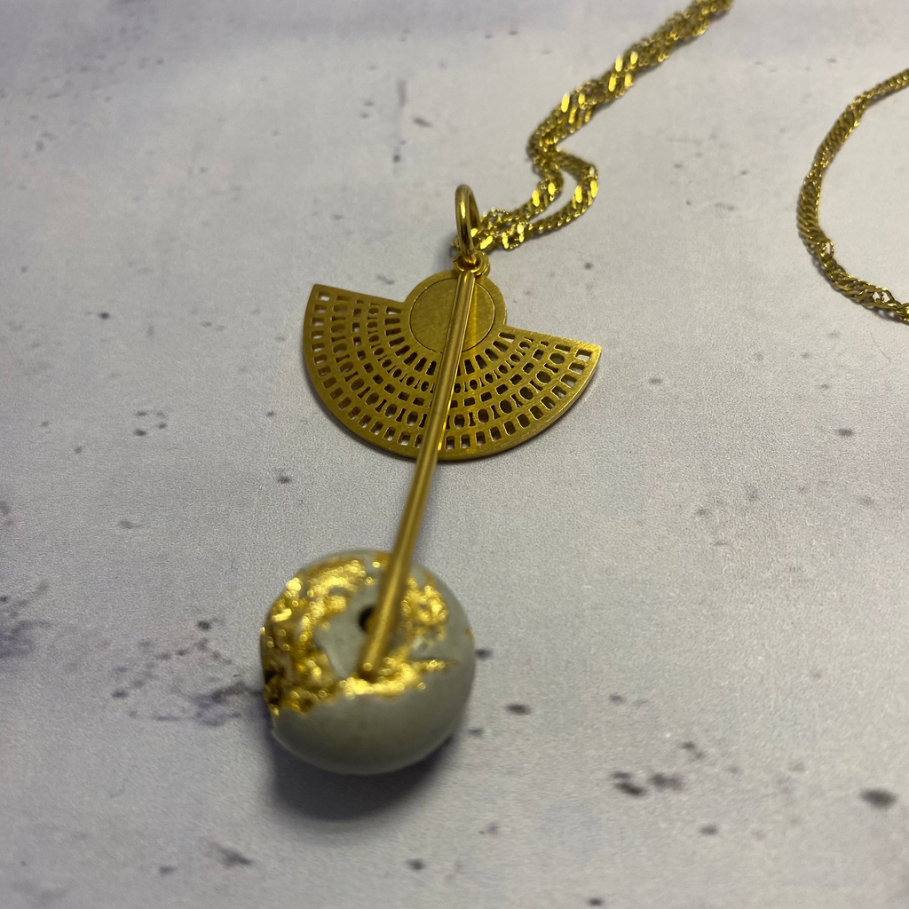 Collier Nefertari – Béton & Doré Une Lueur de Bonheur