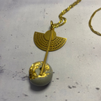 Collier Nefertari – Béton & Doré Une Lueur de Bonheur