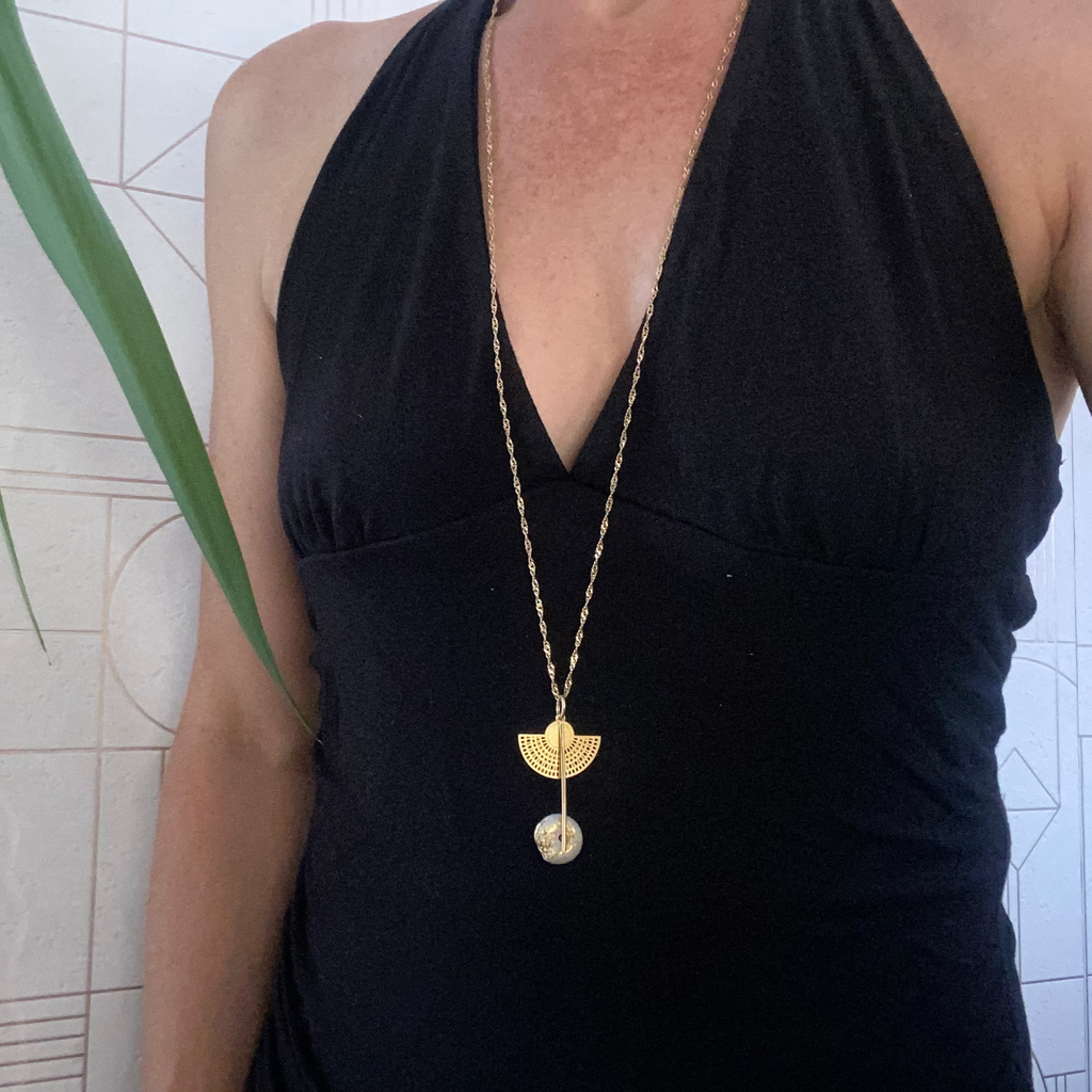 Collier Nefertari – Béton & Doré Une Lueur de Bonheur