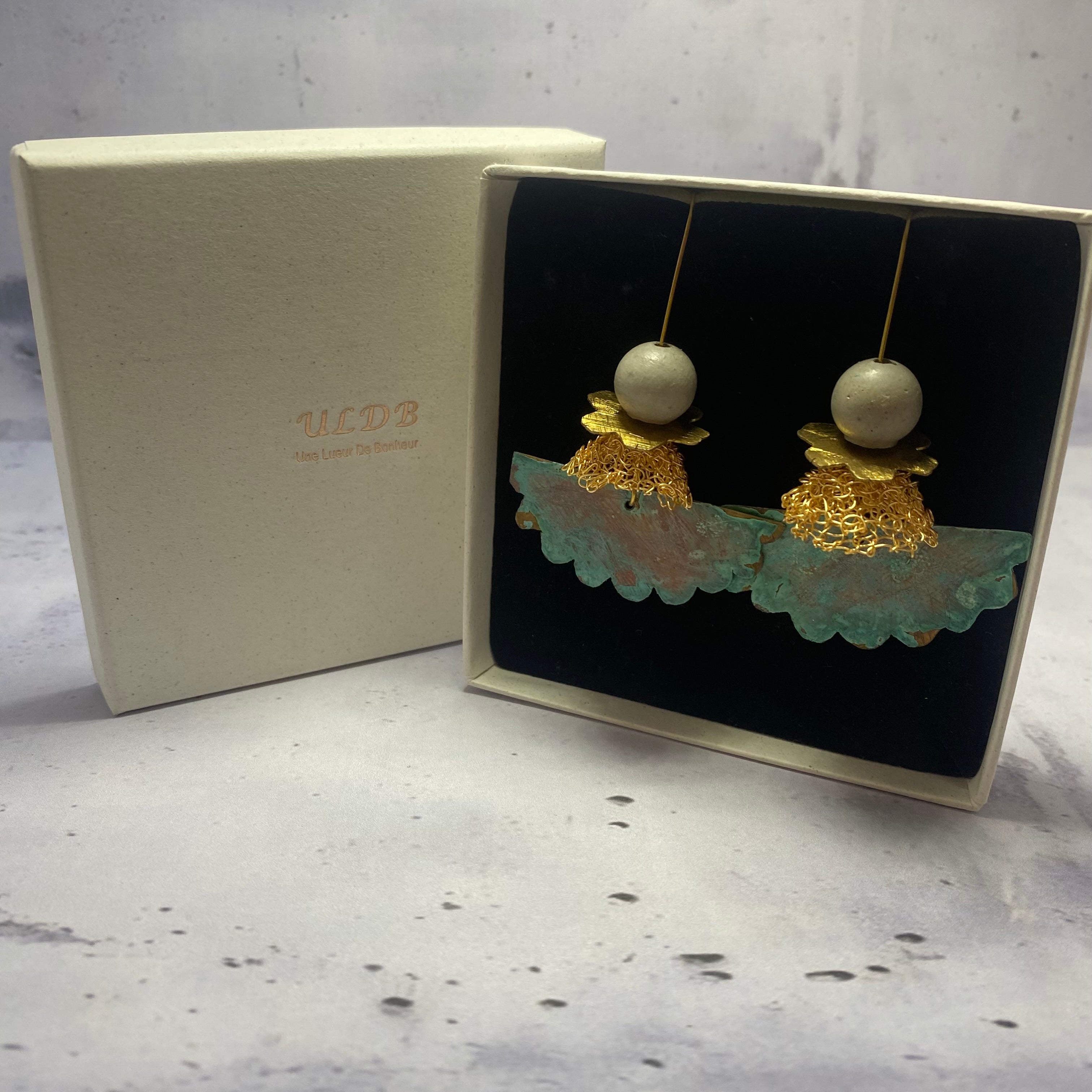 Boucles d’oreilles Cumulus – Laiton bleuté & perles béton