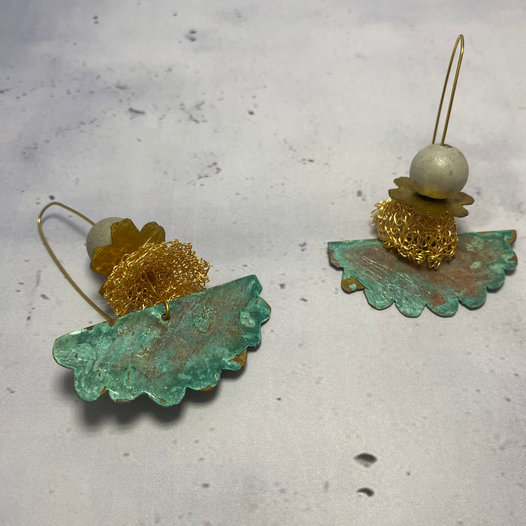 Boucles d’oreilles Cumulus – Laiton bleuté & perles béton