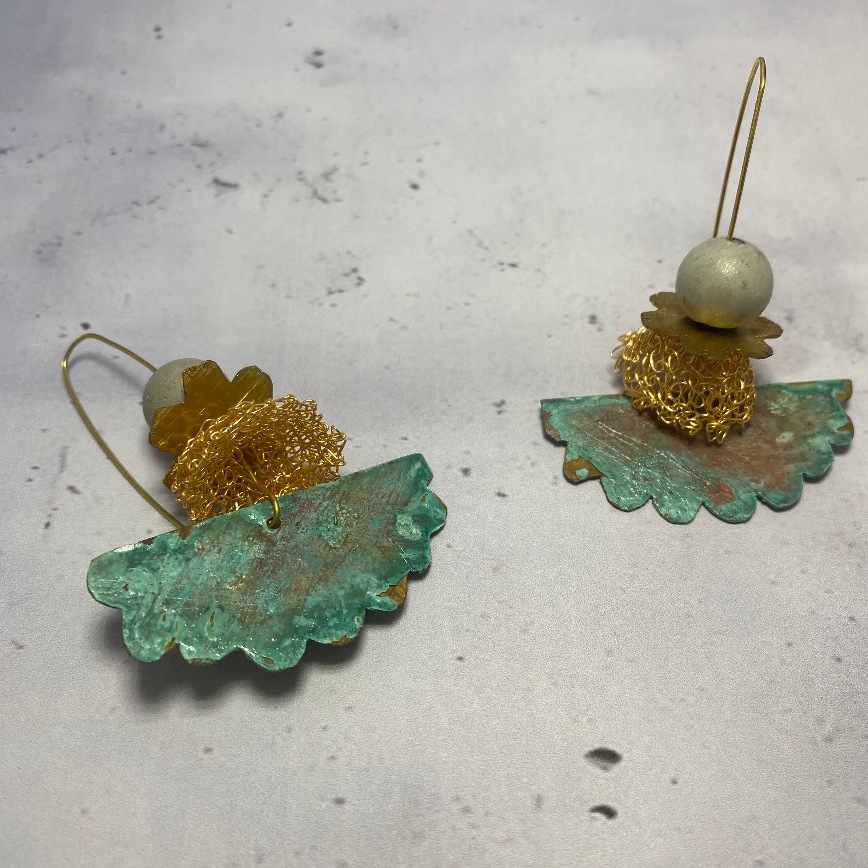 Boucles d’oreilles Cumulus – Laiton bleuté & perles béton