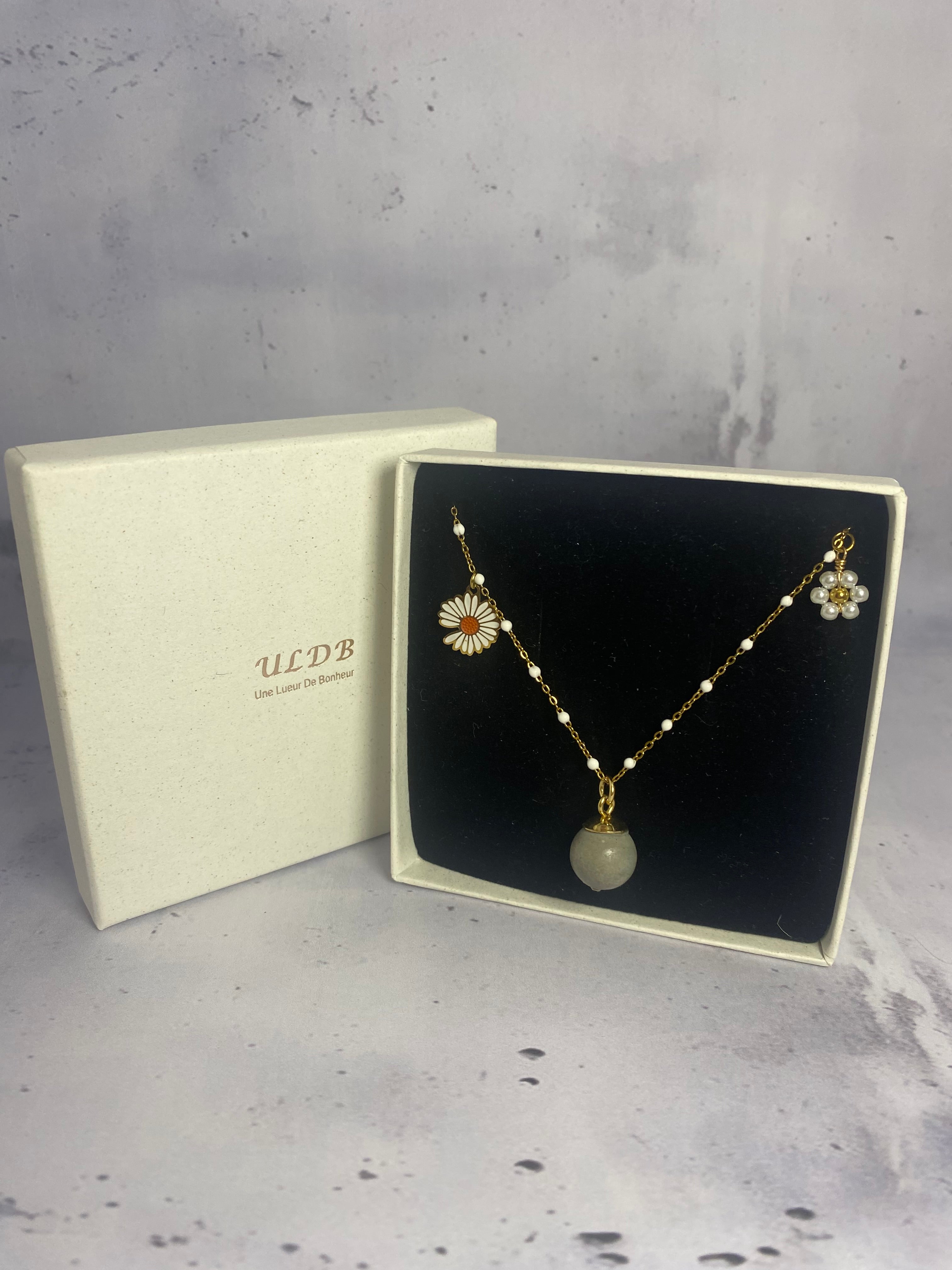 Collier Marguerite – Béton & Doré