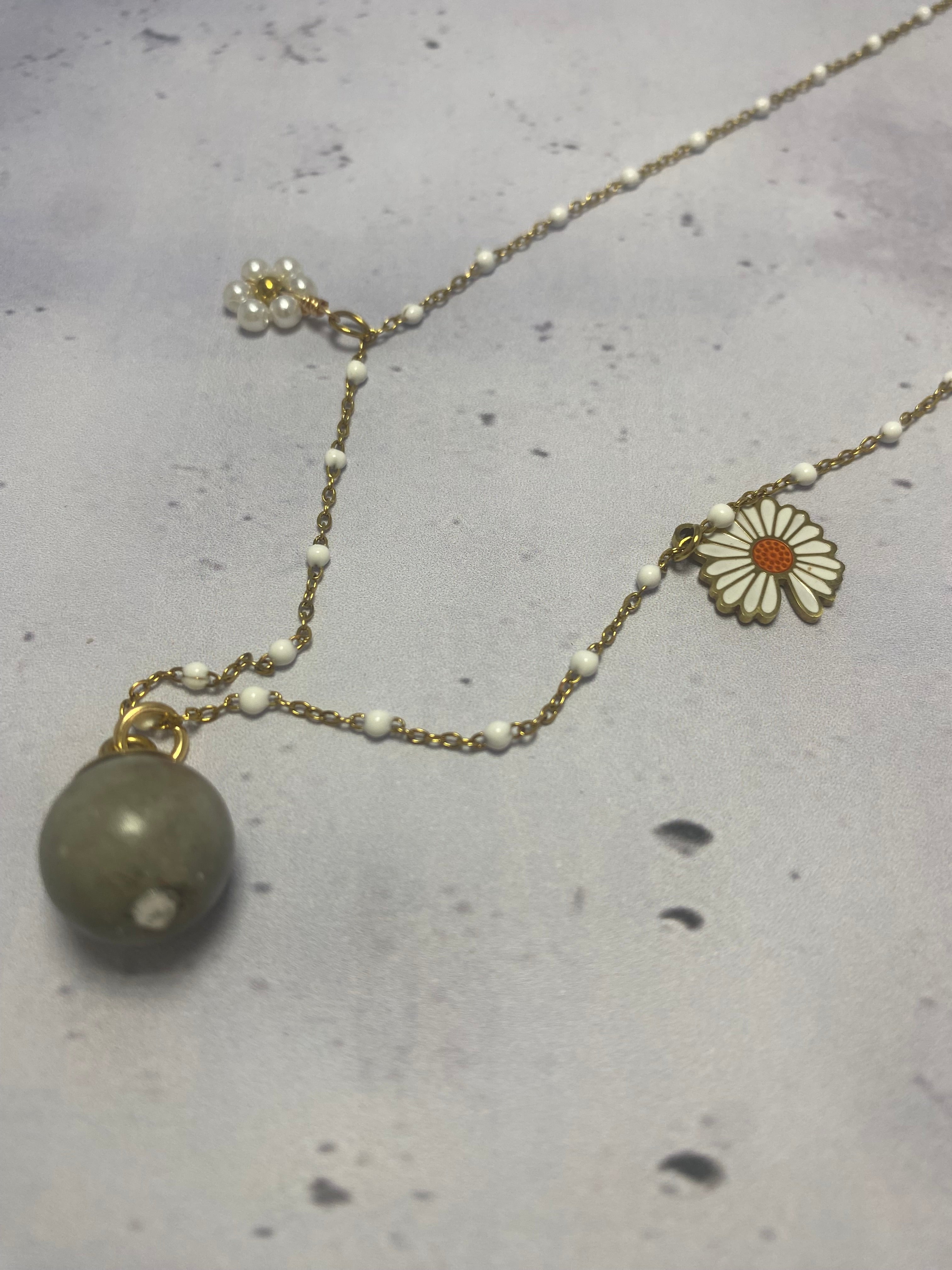 Collier Marguerite – Béton & Doré