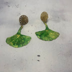 Boucles d’oreilles Pétales Vert – Laiton découpé & patine artisanale