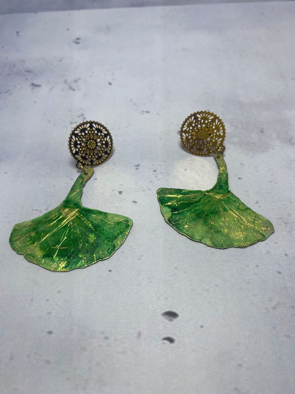 Boucles d’oreilles Pétales Vert – Laiton découpé & patine artisanale