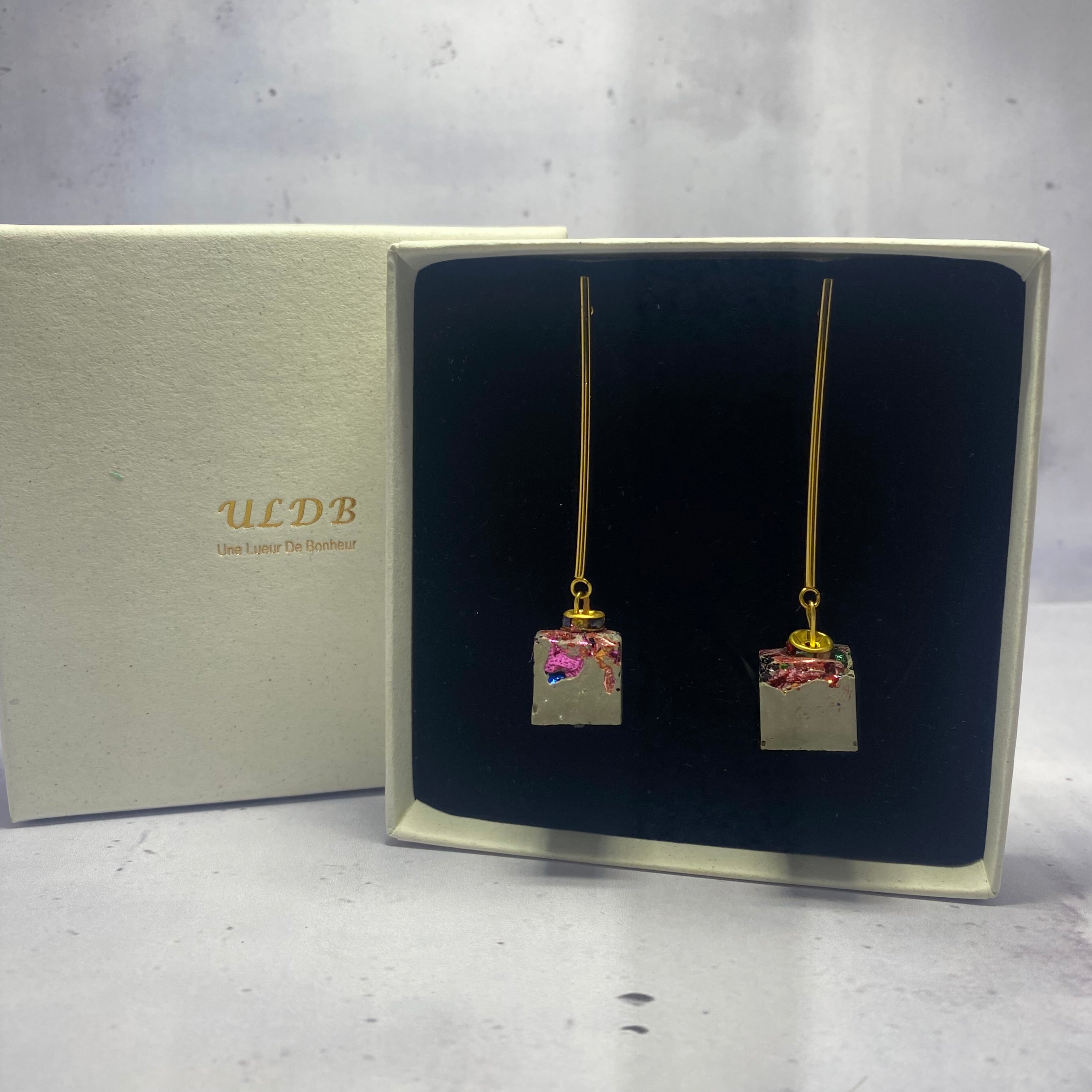Boucles d’oreilles Arlequin – Béton & feuilles métallisées colorées
