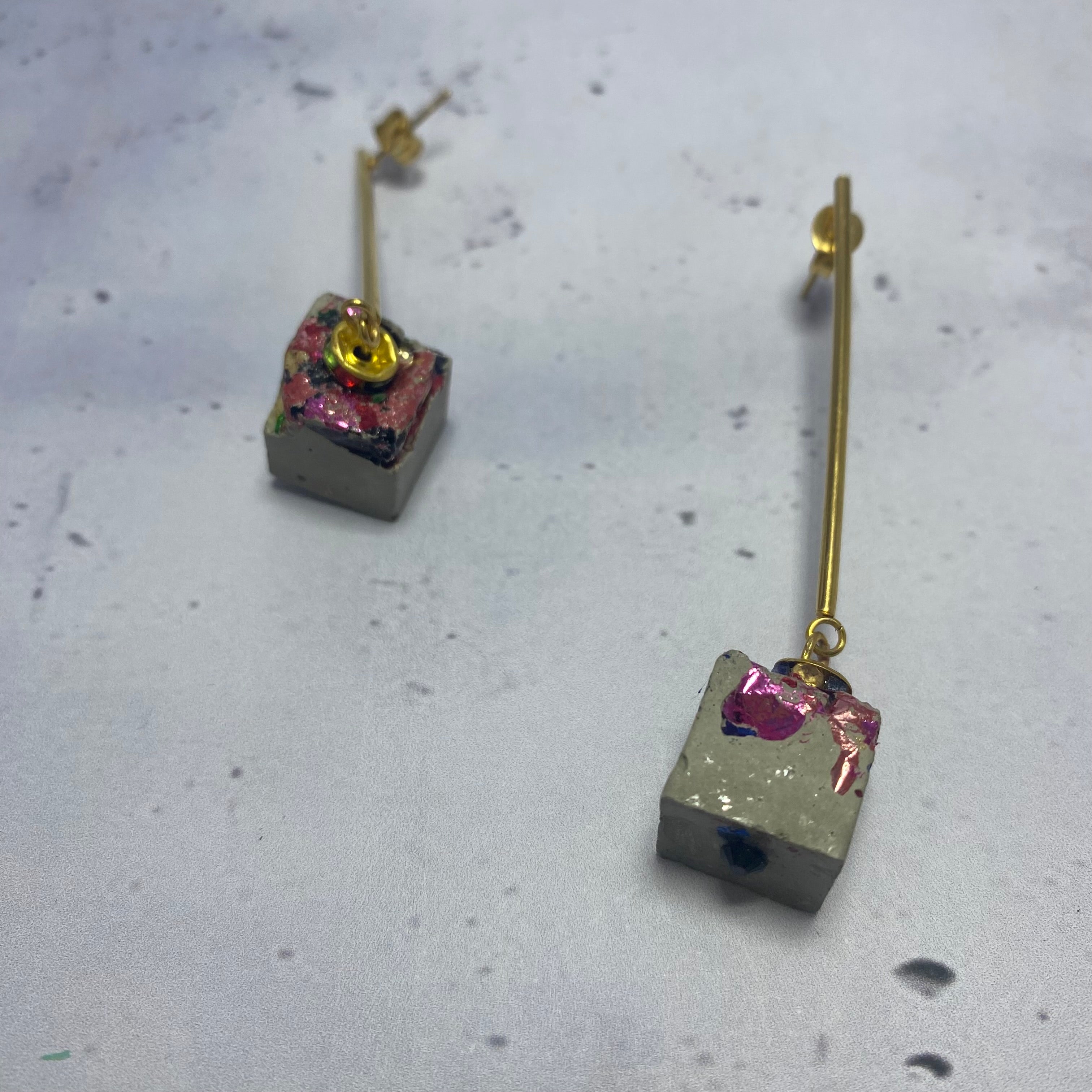 Boucles d’oreilles Arlequin – Béton & feuilles métallisées colorées