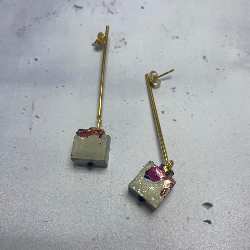 Boucles d’oreilles Arlequin – Béton & feuilles métallisées colorées