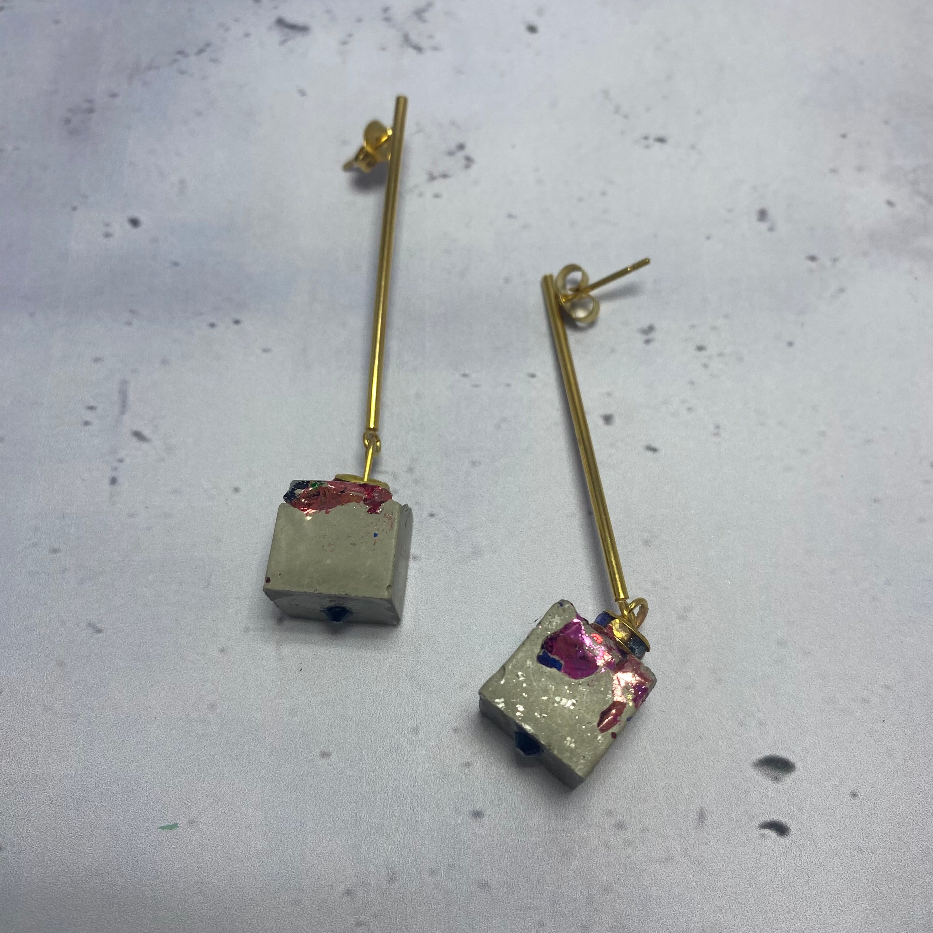 Boucles d’oreilles Arlequin – Béton & feuilles métallisées colorées