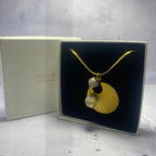 Collier Isis – Béton & Acier Doré