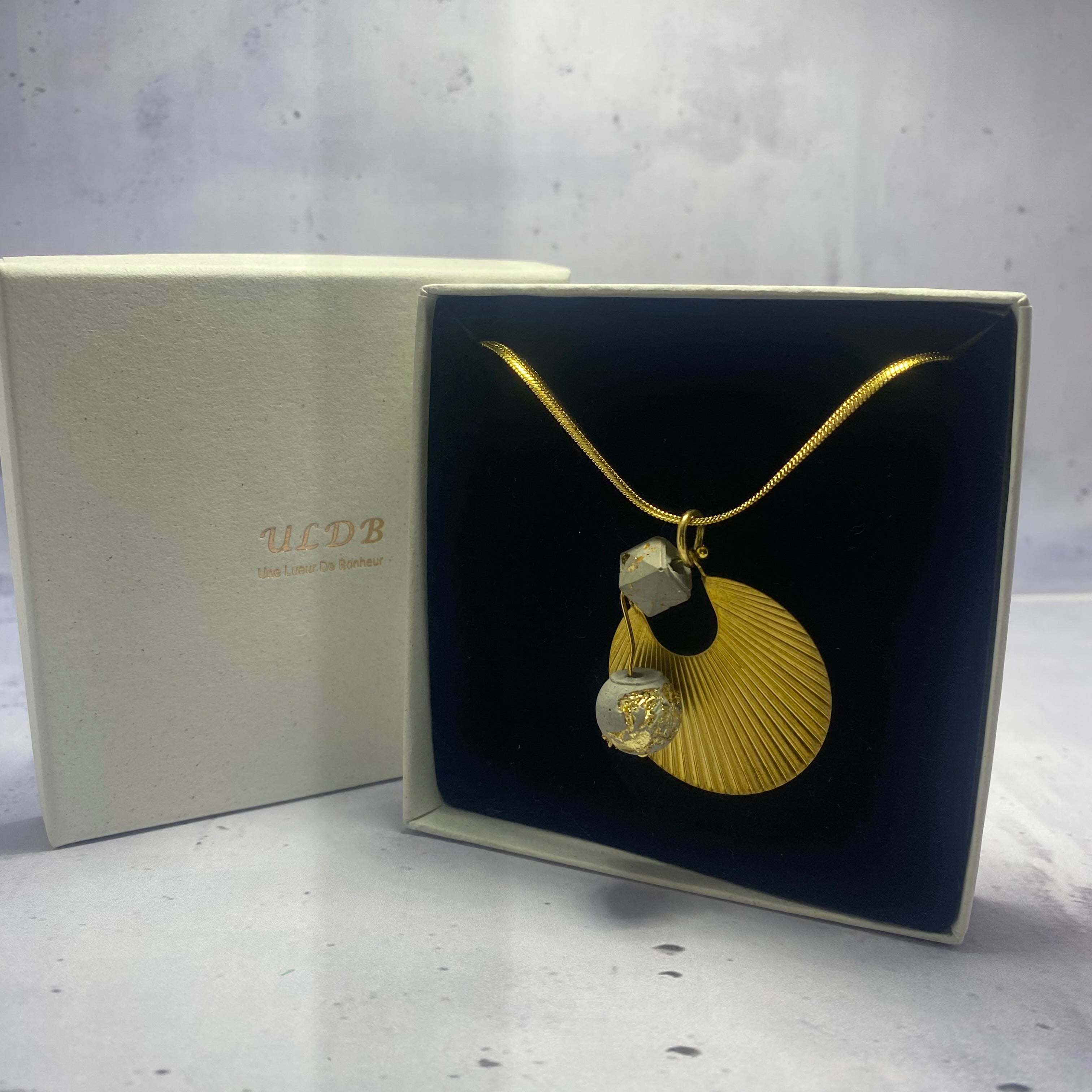 Collier Isis – Béton & Acier Doré