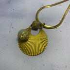 Collier Isis – Béton & Acier Doré
