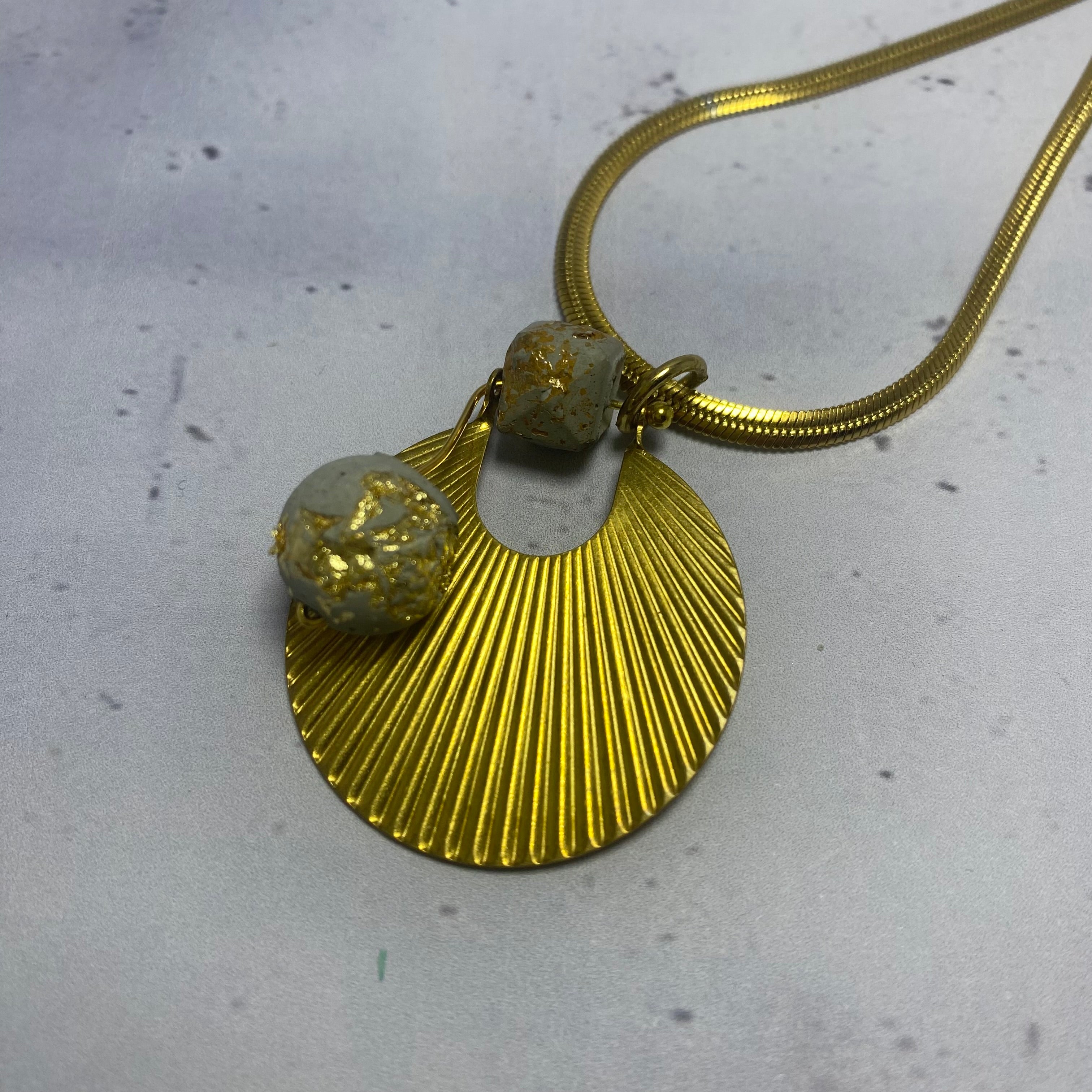 Collier Isis – Béton & Acier Doré
