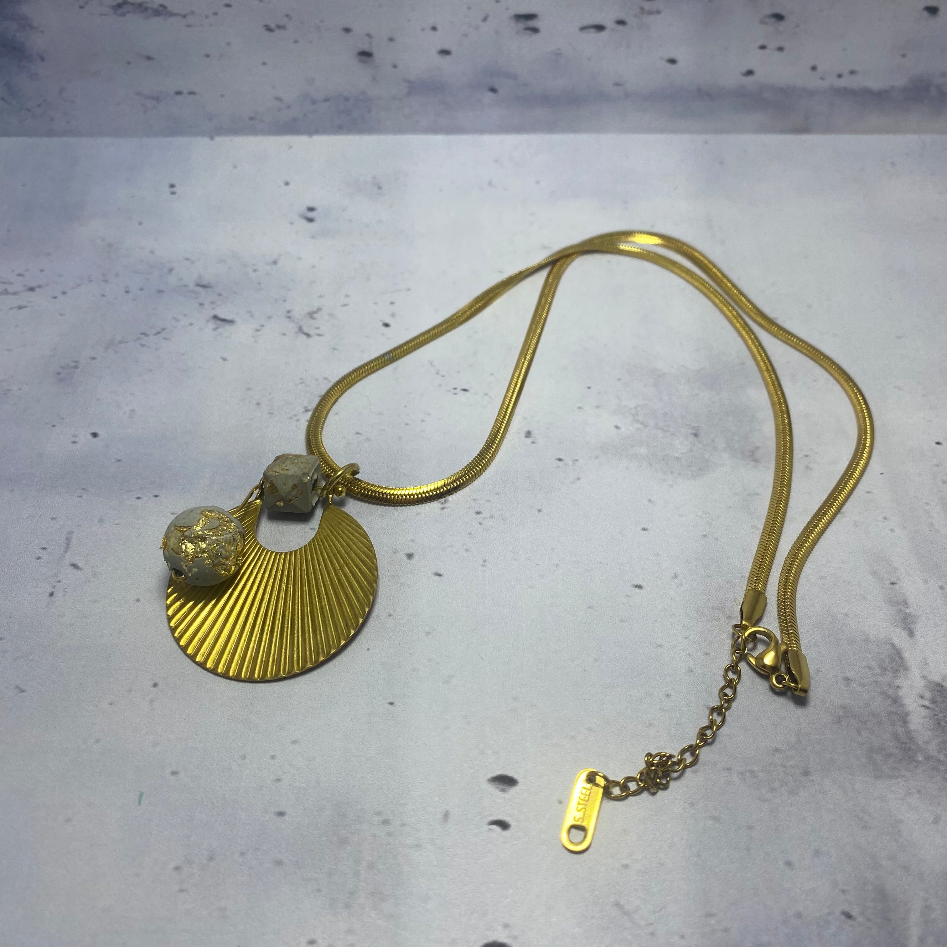 Collier Isis – Béton & Acier Doré