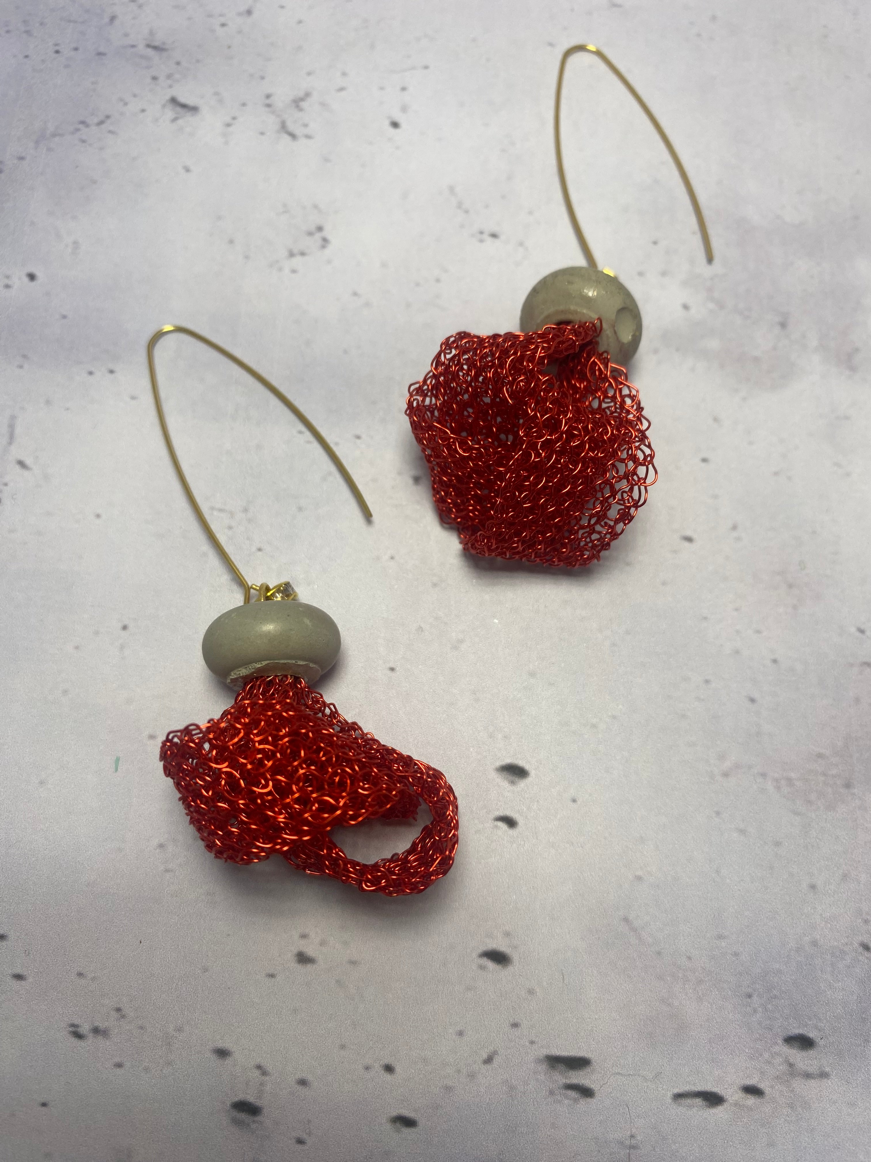 Boucles d’oreilles Cabaret – Béton et fil de fer rouge tissé