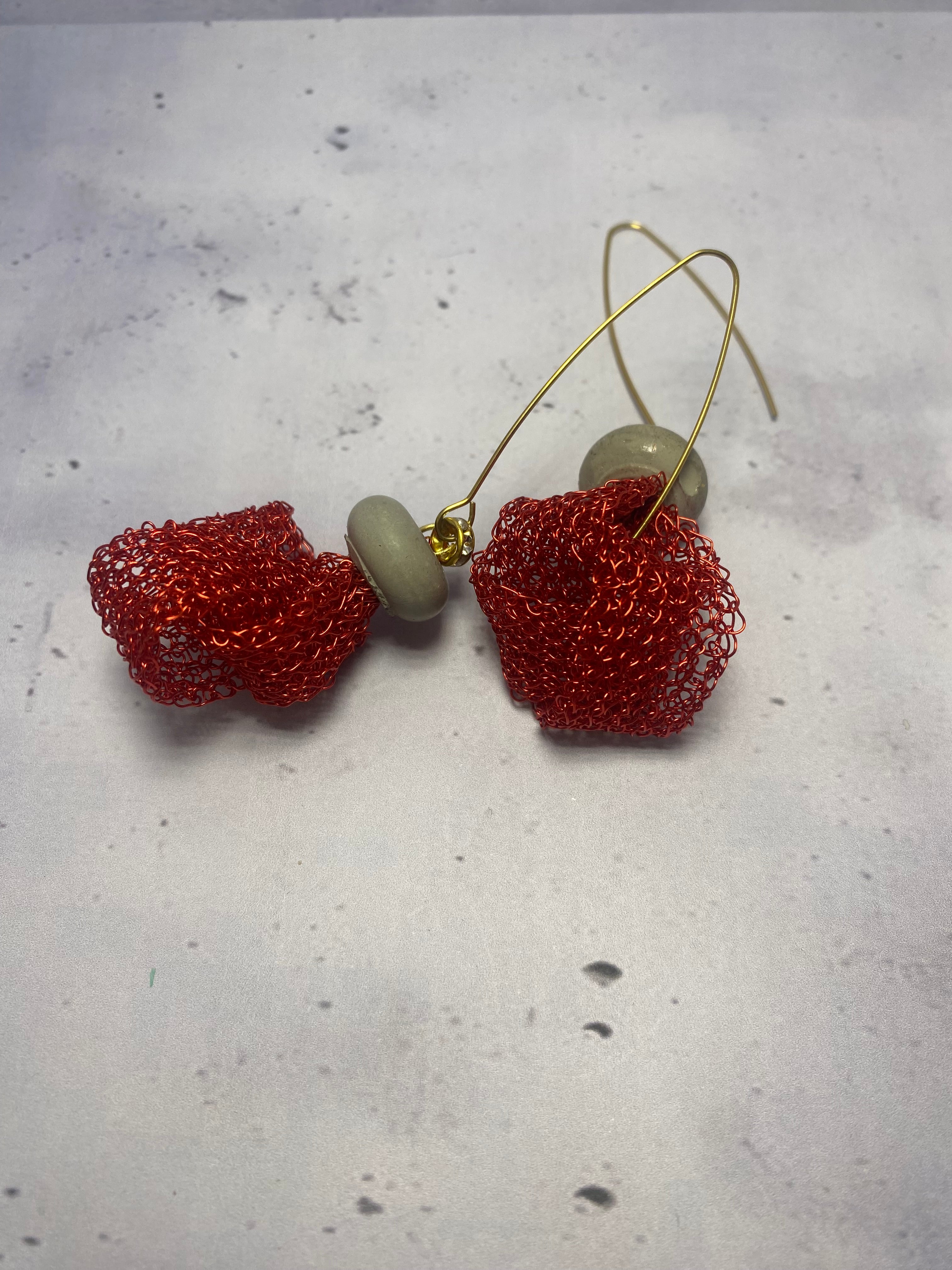 Boucles d’oreilles Cabaret – Béton et fil de fer rouge tissé