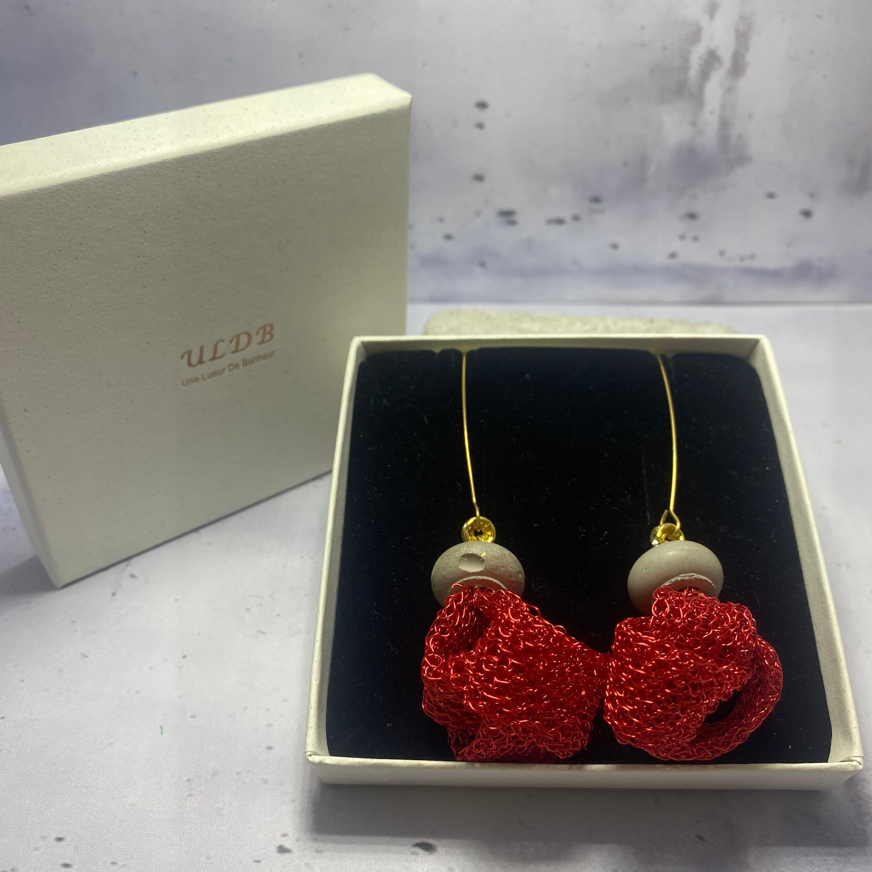 Boucles d’oreilles Cabaret – Béton et fil de fer rouge tissé
