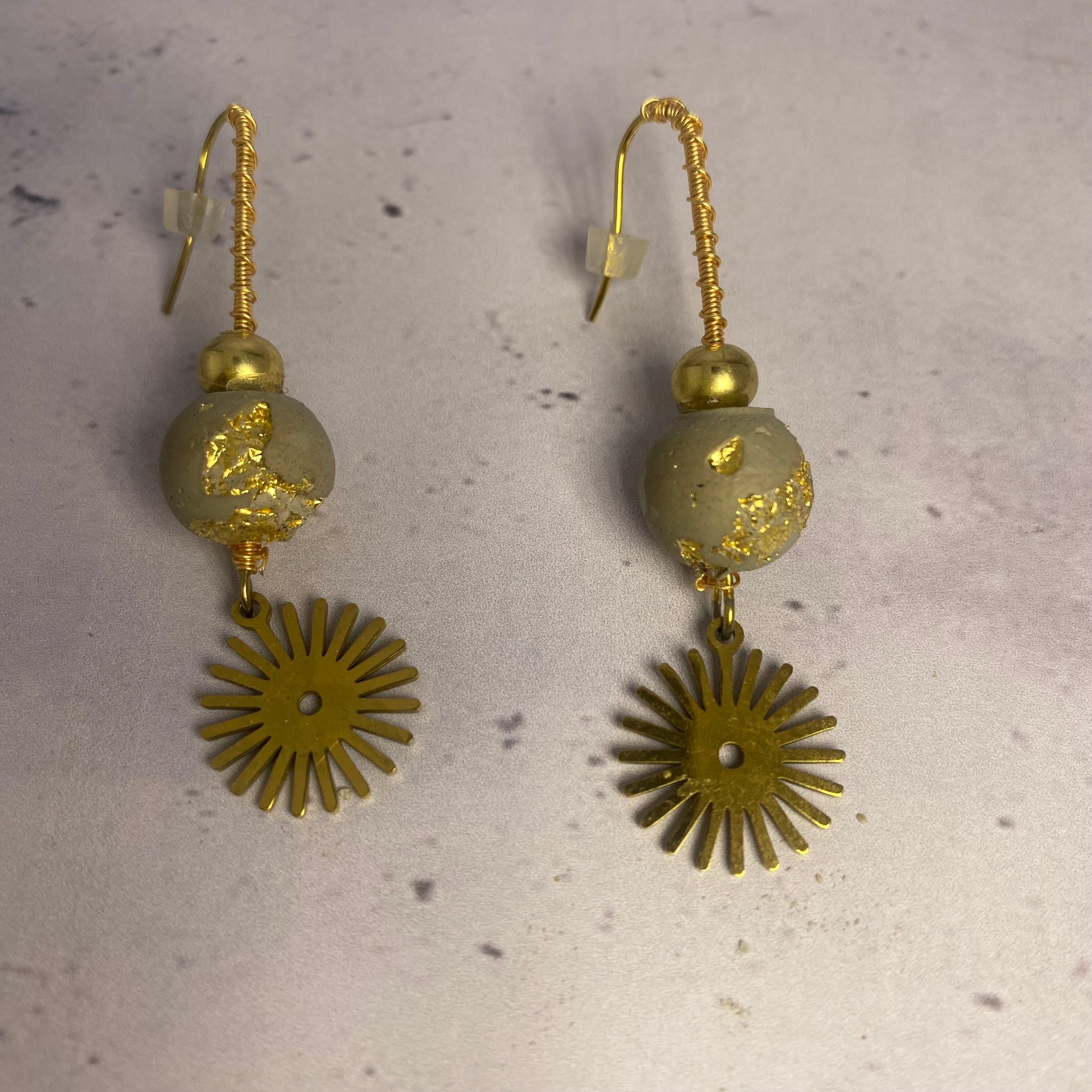 Boucles d’oreilles Petit Soleil – Béton & acier doré
