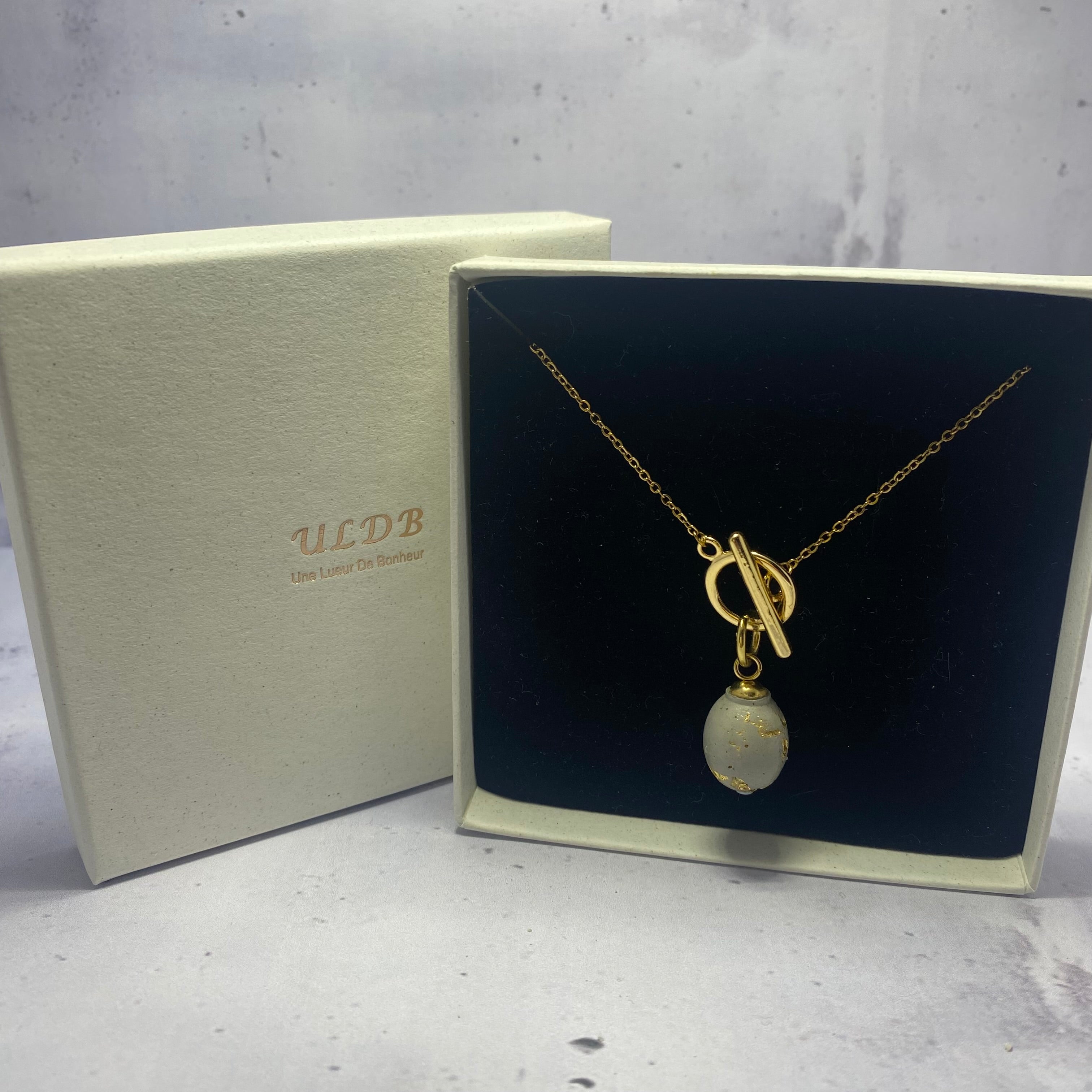 Collier Ovale Doré – Béton & Or