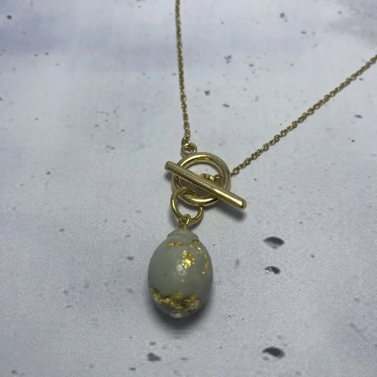 Collier Ovale Doré – Béton & Or Une Lueur de Bonheur