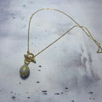 Collier Ovale Doré – Béton & Or Une Lueur de Bonheur