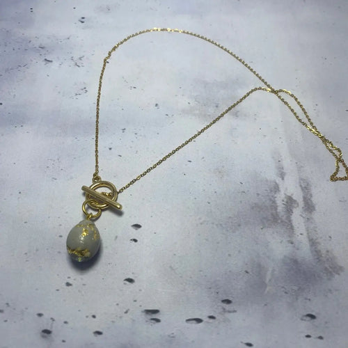 Collier Ovale Doré – Béton & Or Une Lueur de Bonheur