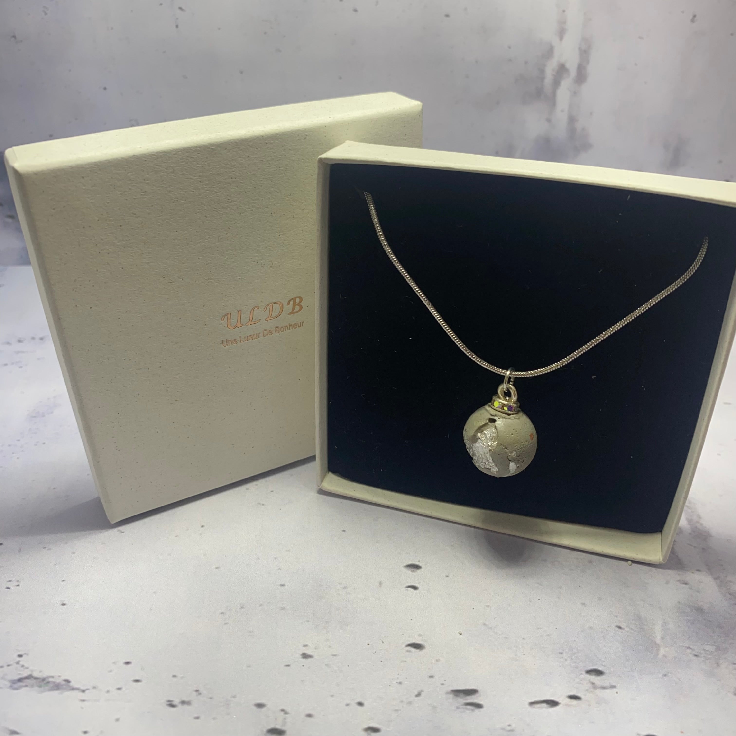 Collier Comète – Béton cratérisé et feuille d’argent
