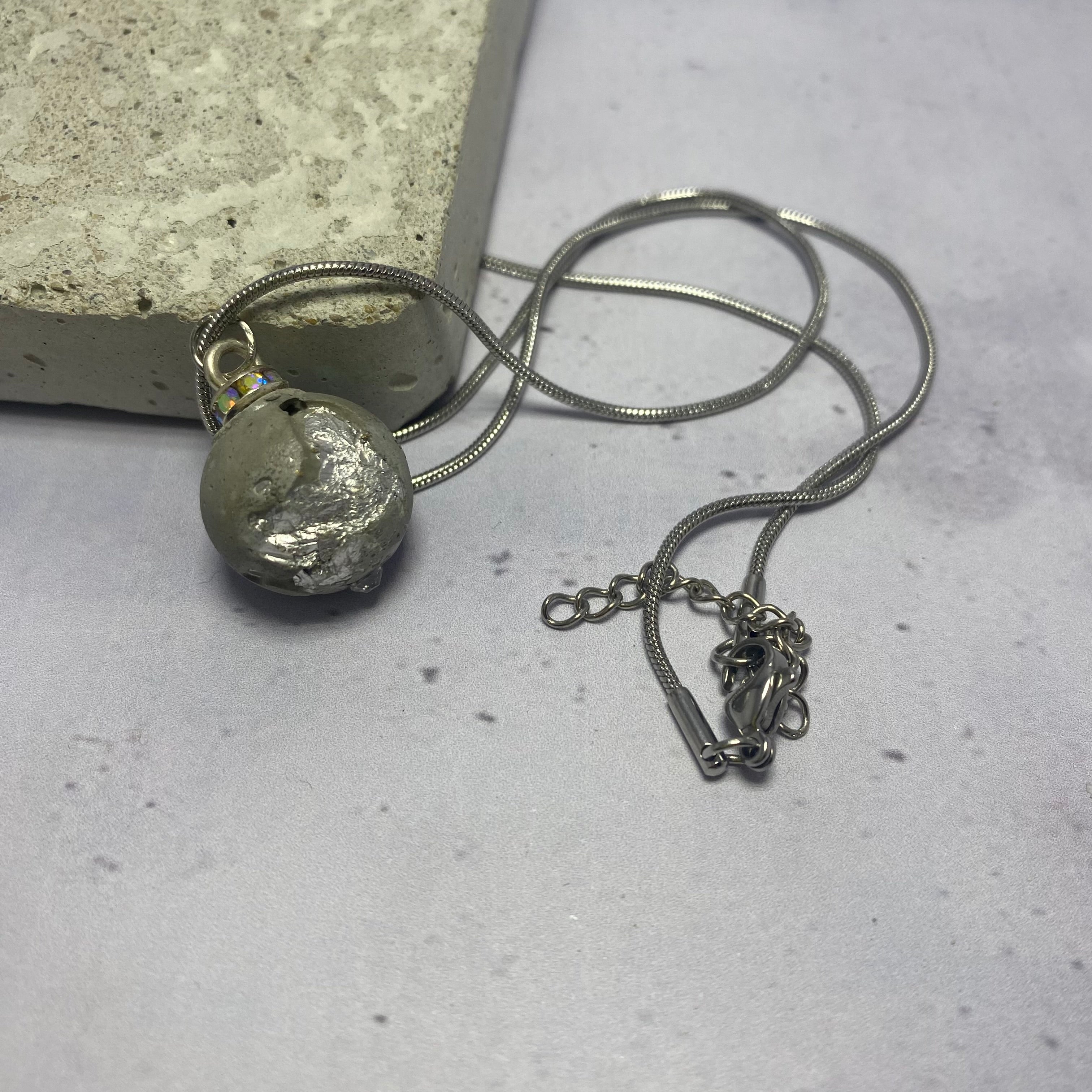 Collier Comète – Béton cratérisé et feuille d’argent
