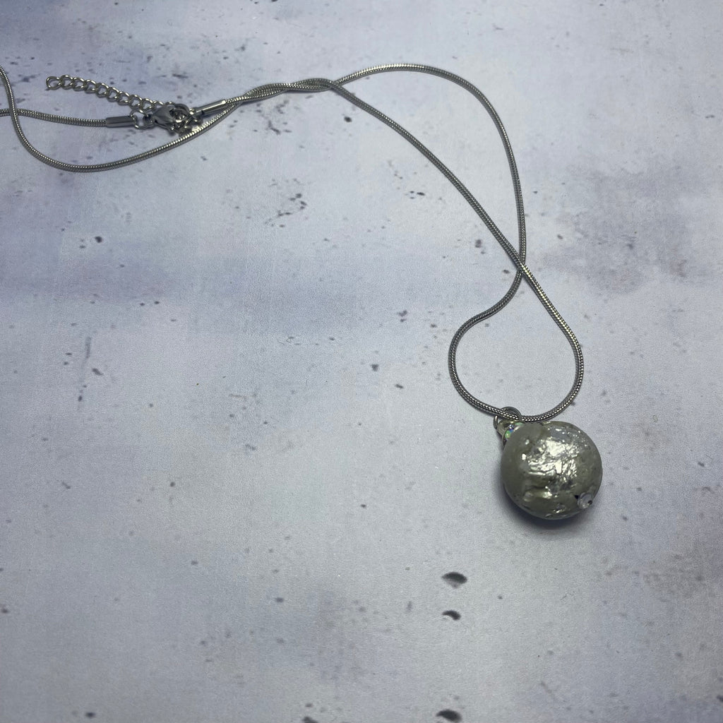 Collier Comète – Béton cratérisé et feuille d’argent