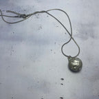 Collier Comète – Béton cratérisé et feuille d’argent