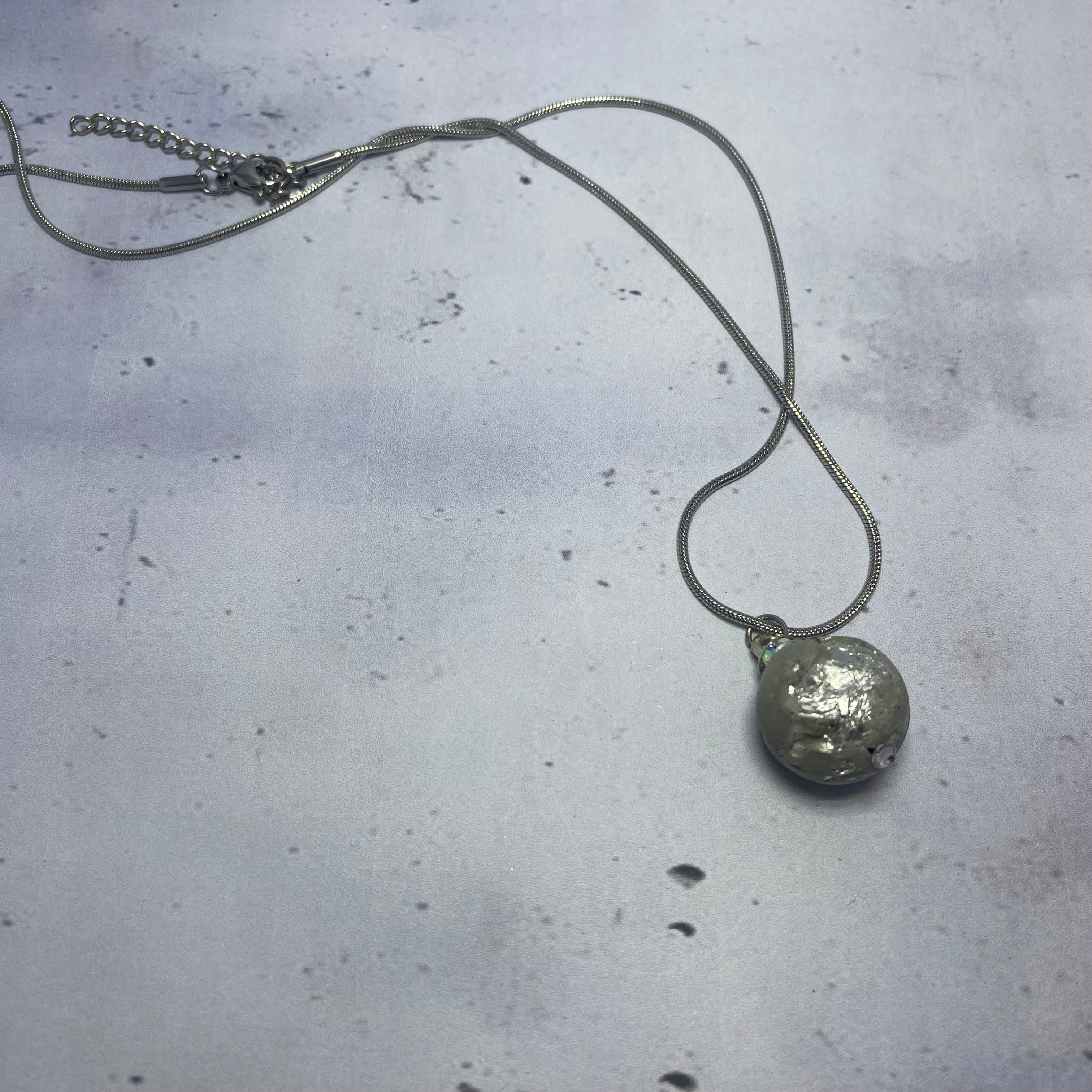 Collier Comète – Béton cratérisé et feuille d’argent