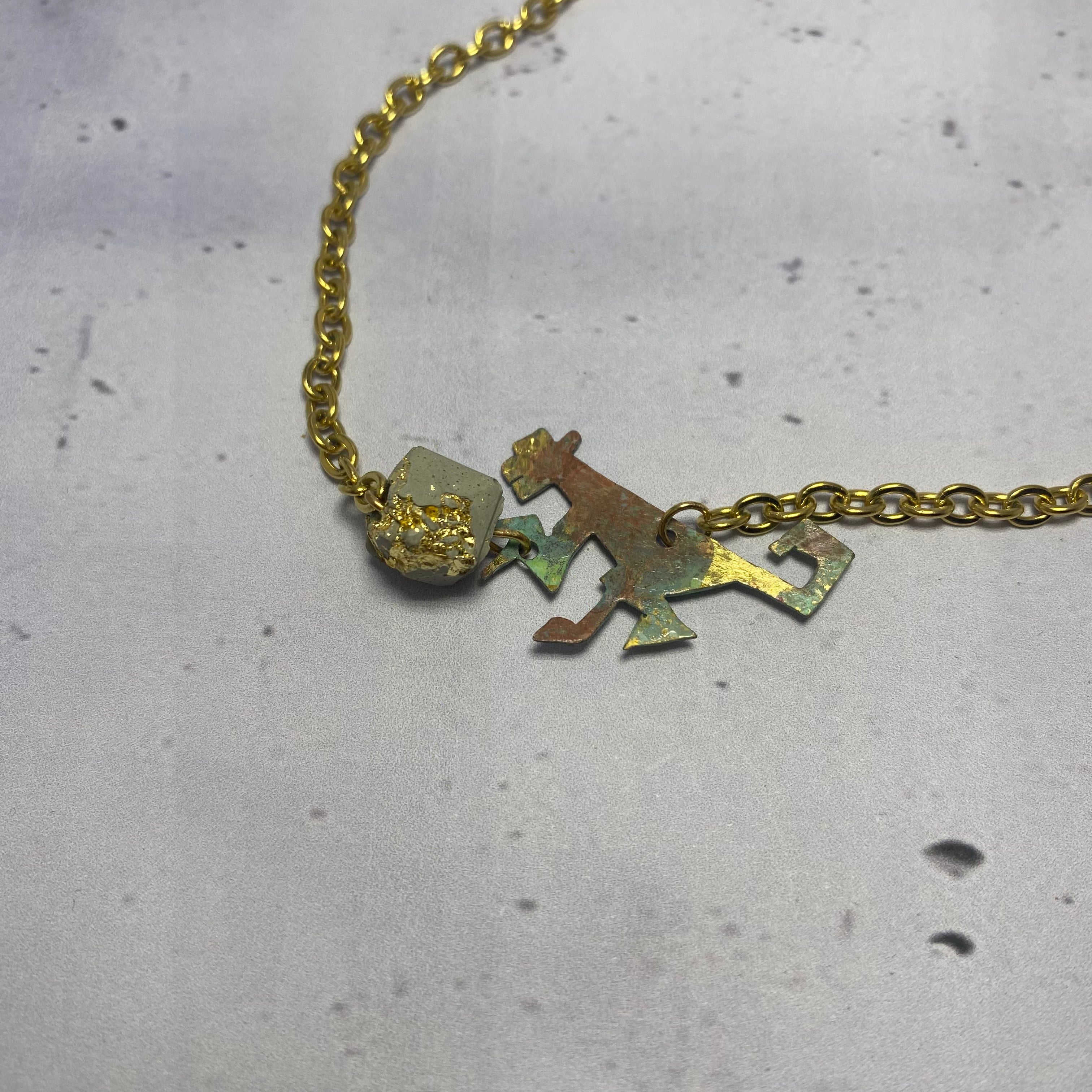 Collier MonkeyLove – Laiton et béton incrustée de feuille d'or