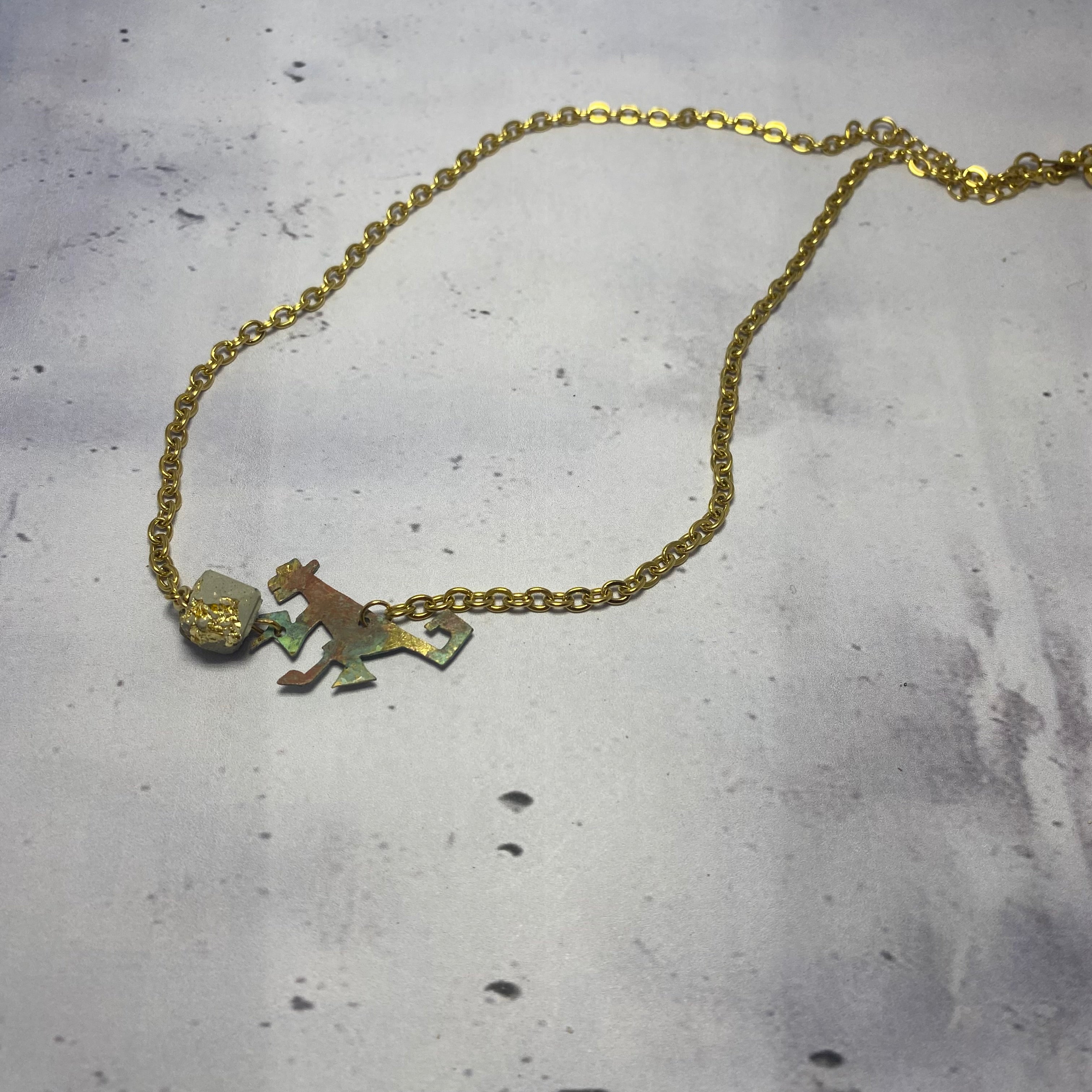 Collier MonkeyLove – Laiton et béton incrustée de feuille d'or