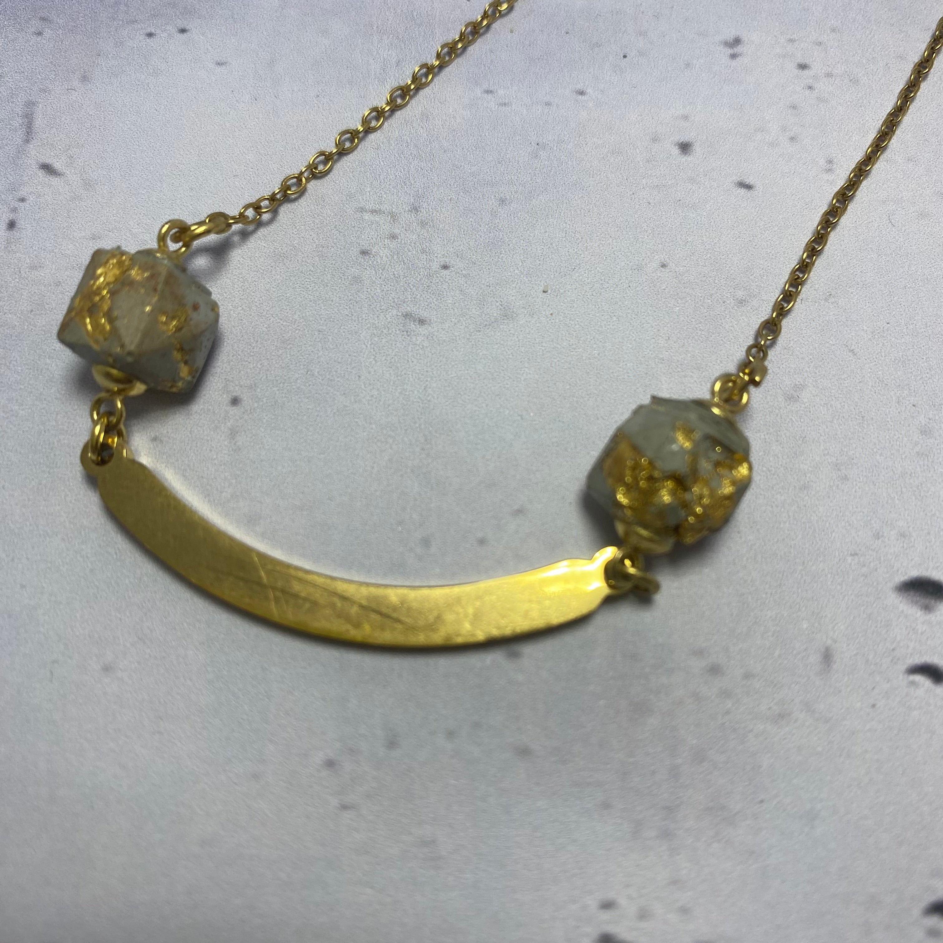 Collier B&B – Étoiles de béton et éclat doré