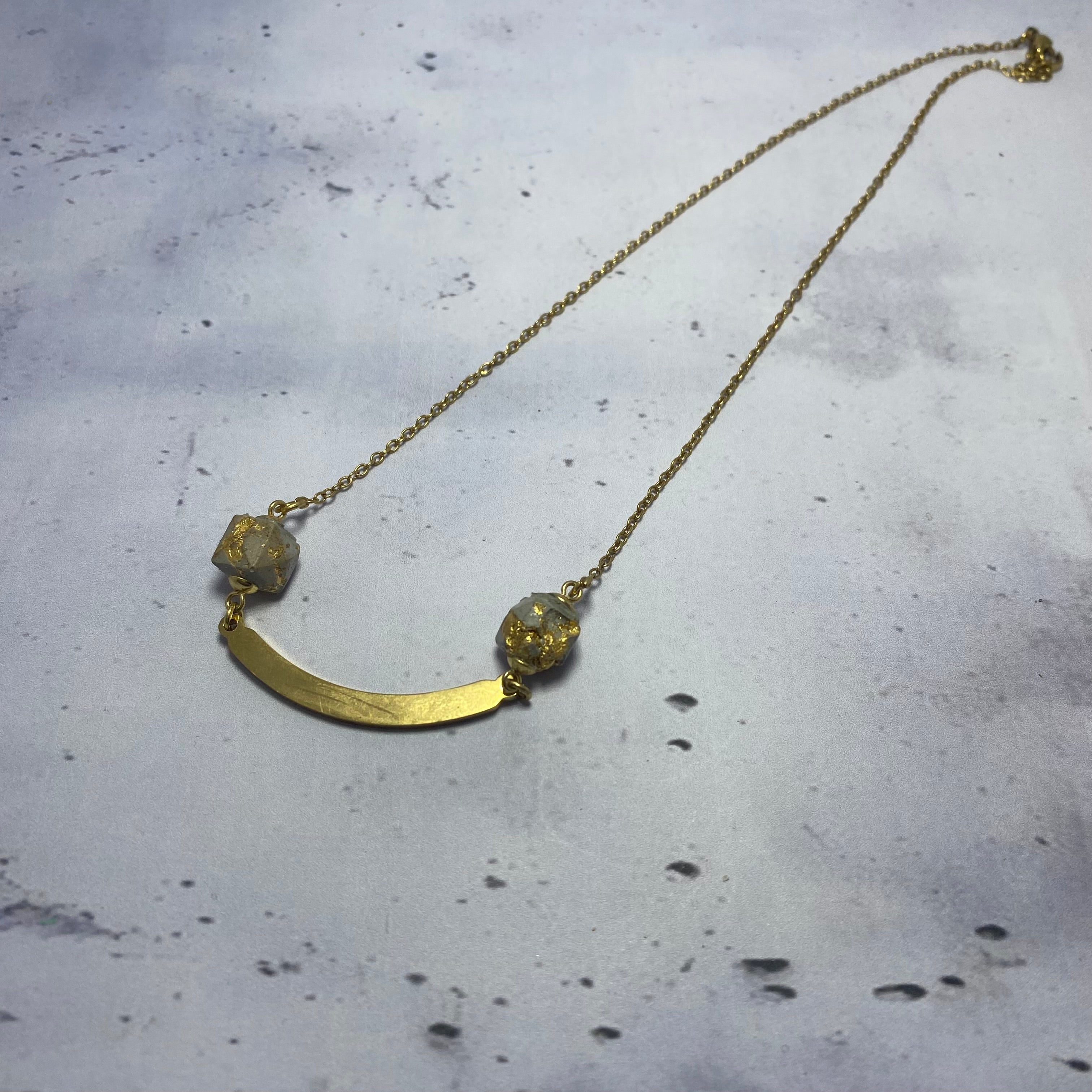 Collier B&B – Étoiles de béton et éclat doré
