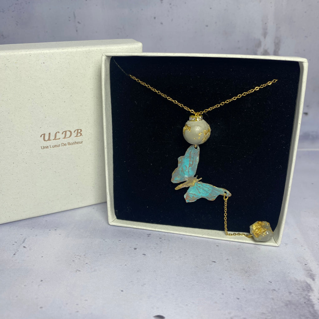 Collier Butterfly – Laiton et perles béton dorées